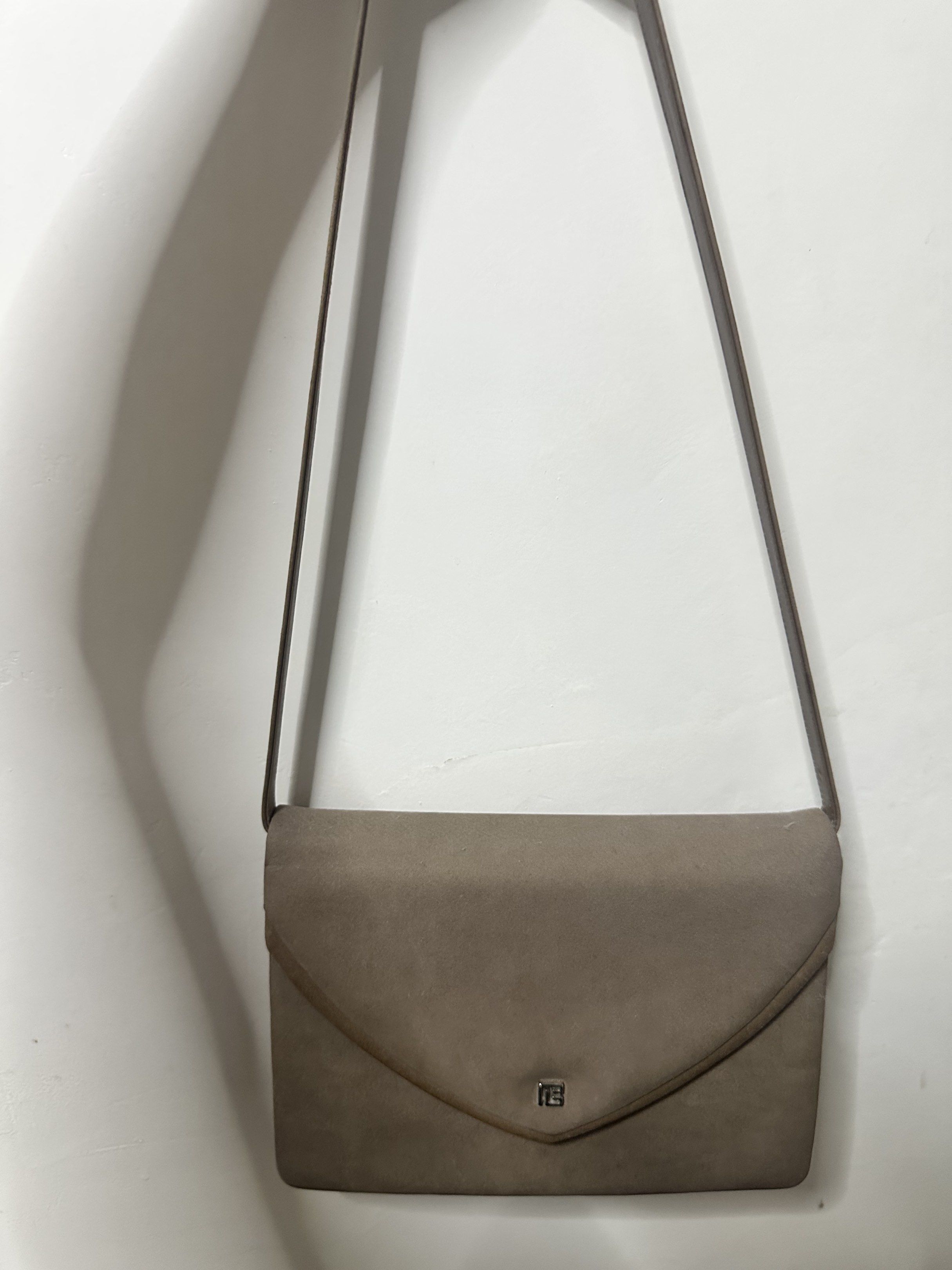 Vintage Pierre Balmain Paris Shoulder Bag (Category: Luxury Bags & Wallets) located in Santiago. Submitted by amvalcid (Listing ID 1419728088, Image 3). Description: Bought in japan.