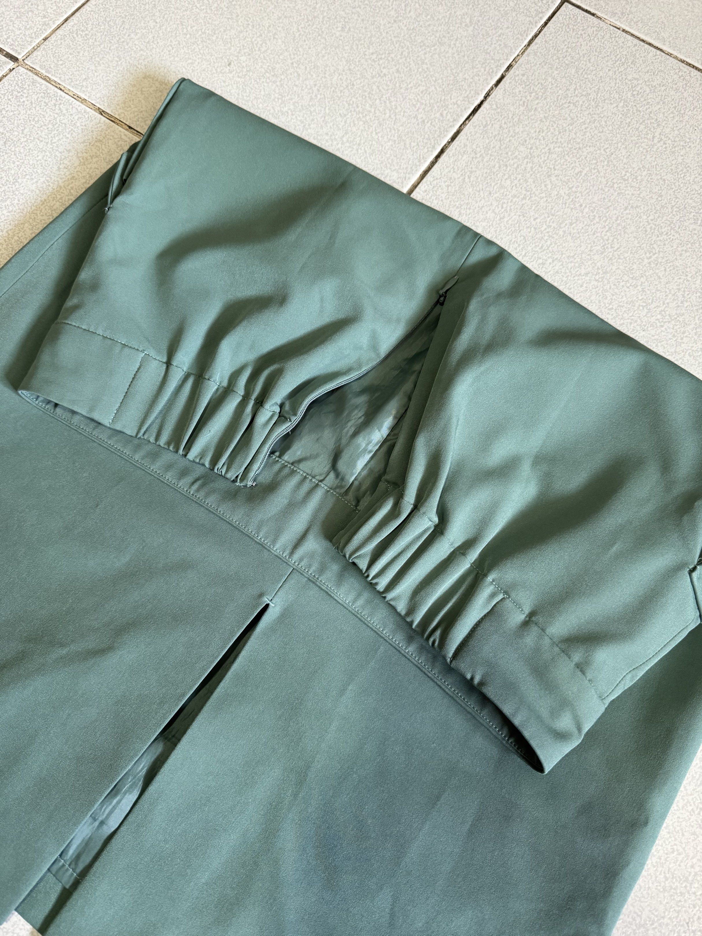 Pocket Opaque Clip Green Skirt (Category: Skirts) located in Palayan City. Submitted by decluttering_2018 (Listing ID 1419601890, Image 3). Description: Bought in Japan used once.