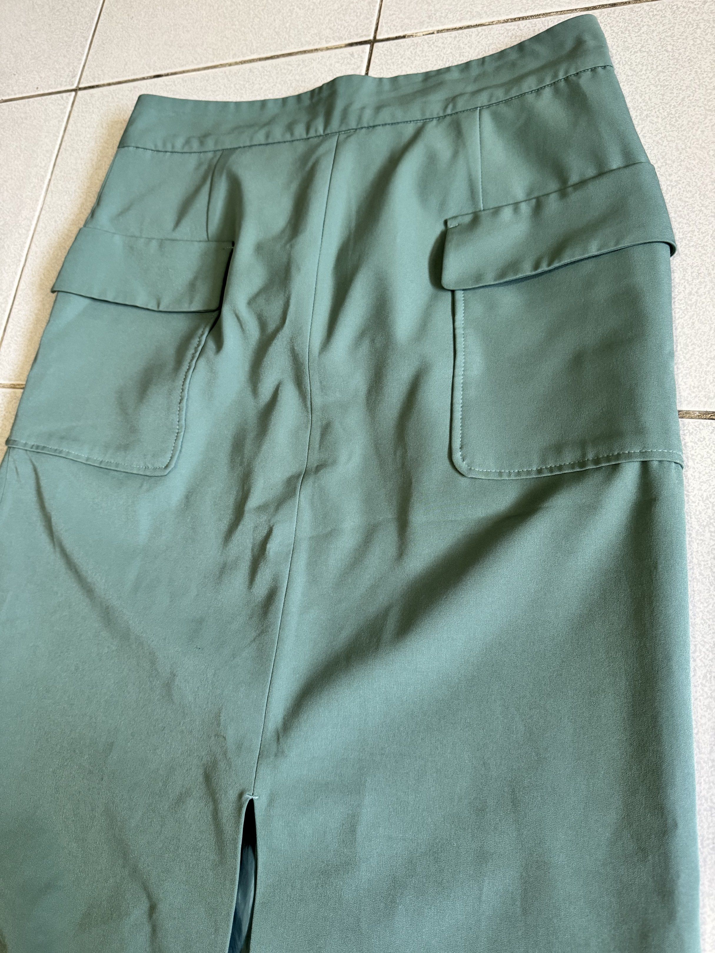 Pocket Opaque Clip Green Skirt (Category: Skirts) located in Palayan City. Submitted by decluttering_2018 (Listing ID 1419601890, Image 1). Description: Bought in Japan used once.