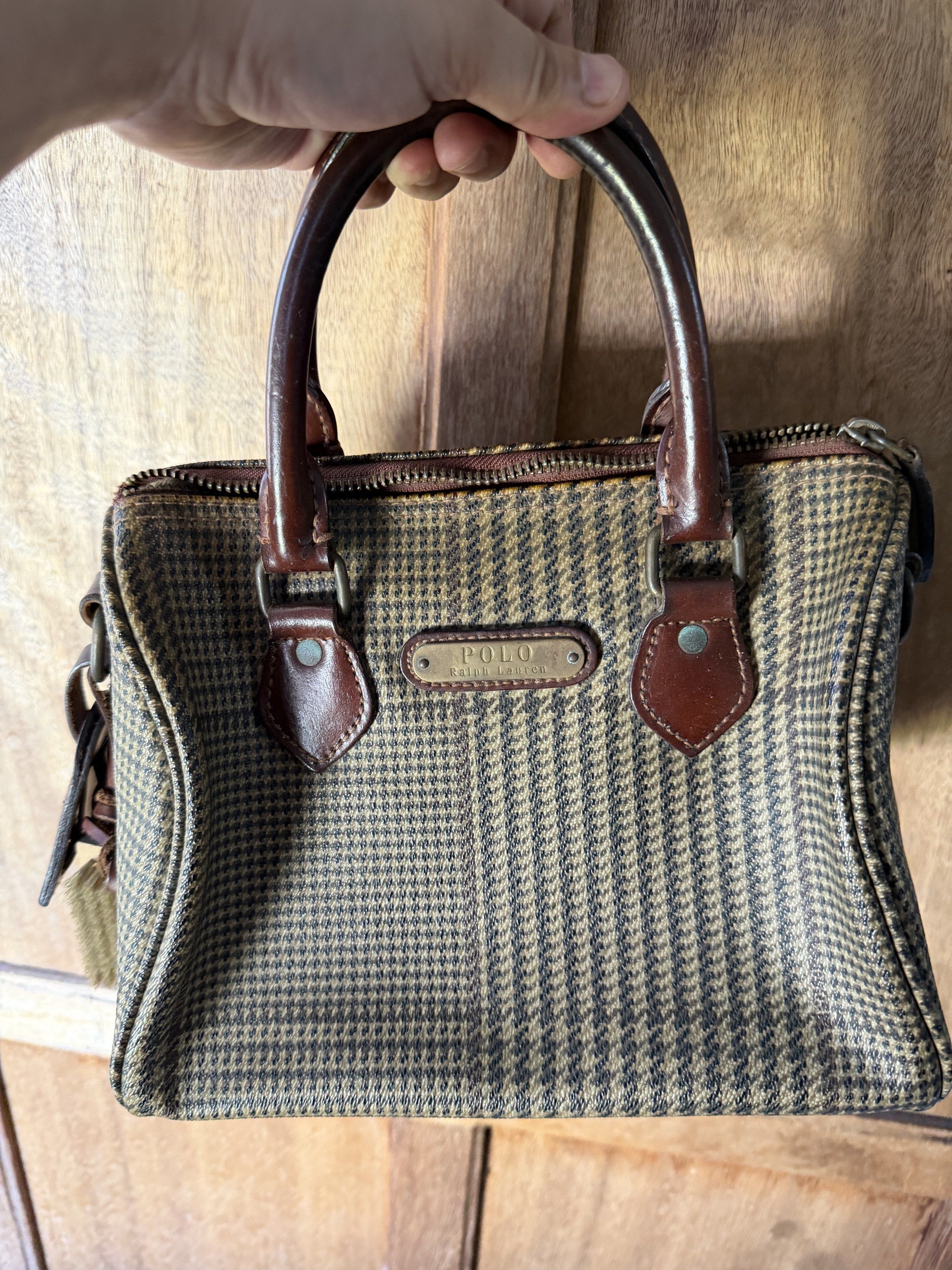 Polo Ralph Lauren Handbag (Category: Luxury Bags & Wallets) located in San Pedro. Submitted by arpeepoy18 (Listing ID 1419694170, Image 1). Description: .