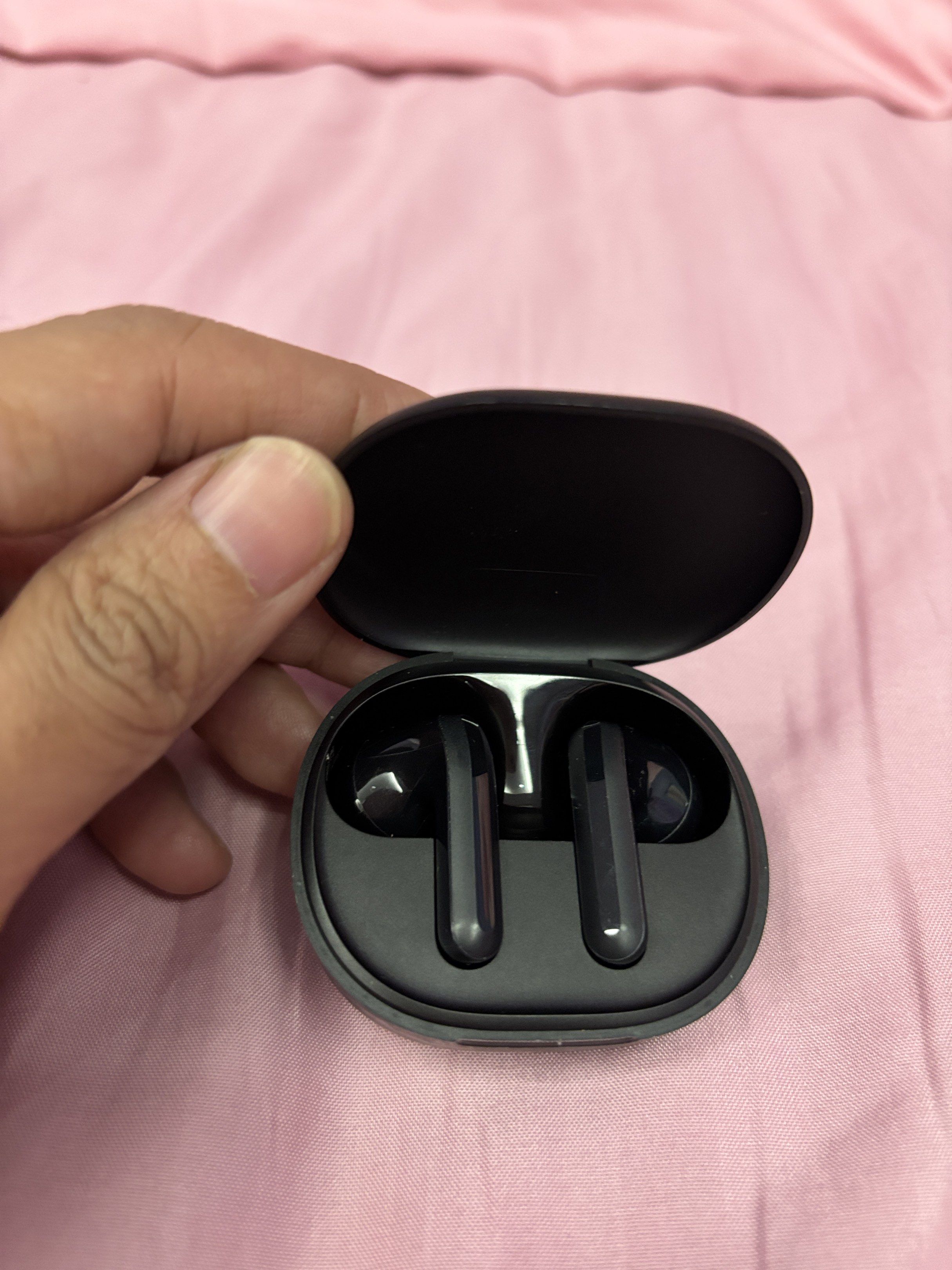 Redmi Earbuds (Category: Earphones) located in Taguig. Submitted by chippy12345 (Listing ID 1419629285, Image 2). Description: - Black Redmi earbuds - Oval-shaped charging case with Redmi logo - Stem design - original price at 800 - used but not abused.