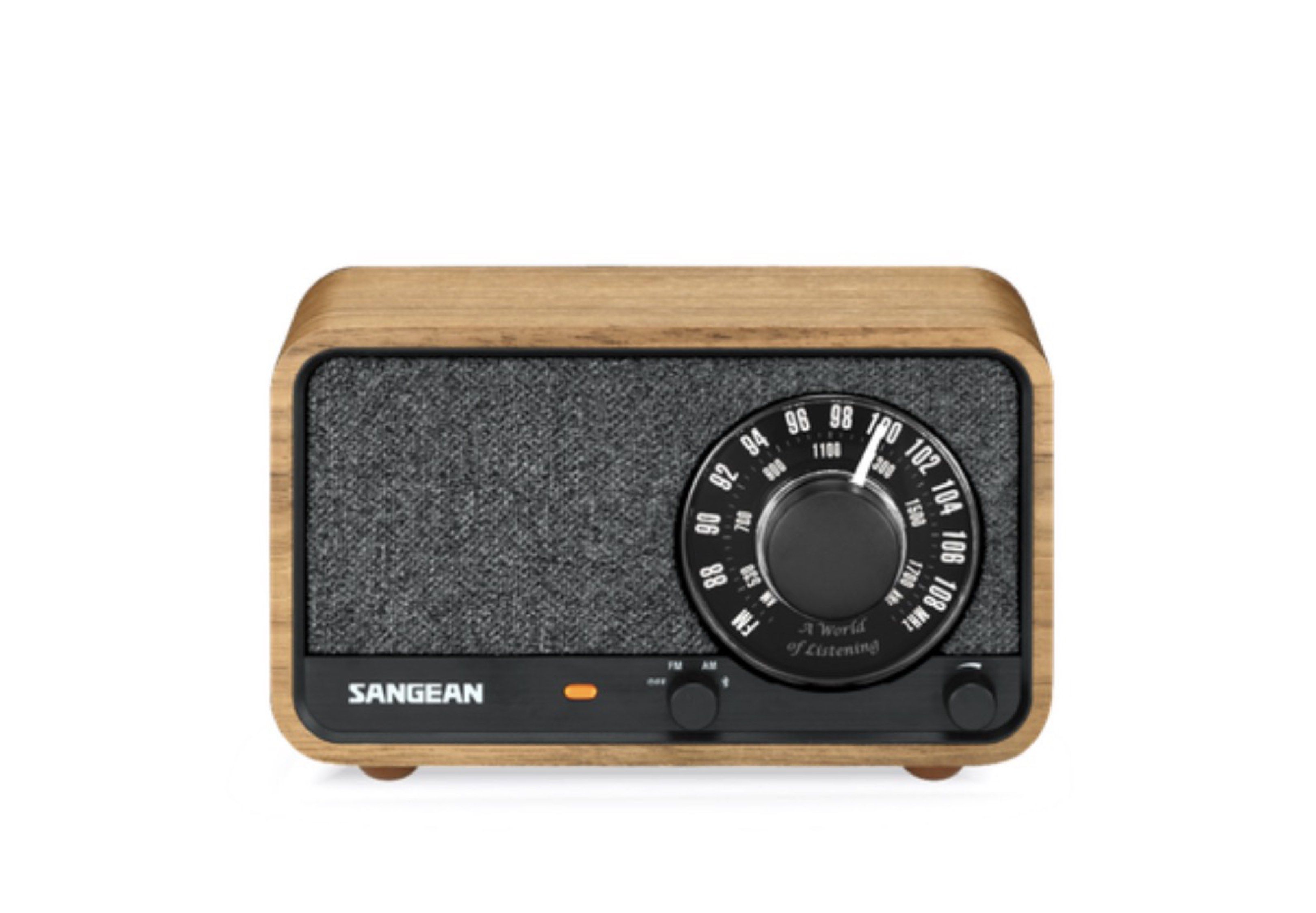 Sangean WR-8復古優質藍牙收音機 （分類：音樂播放裝置 MP3及CD Player）位於 Hong Kong。 由 healthy_store_better_life 提交（商品編號 1419667279，圖片 1）。簡介： 📣📣📣新品上市📣📣📣特惠價$850 【54小時不斷電】山進 WR-8 復古藍牙收音機評測：用胡桃木質感與超長續航，調配你的美學生活！ • 胡桃木經典美學：採用經過聲學調諧的復古胡桃木音箱，搭配可調色背光刻度面板，完美融入極簡、北歐或日式家居風格，創造視覺與聽覺的雙重儀式感。 • 54小時地表最強續航：內建 3350 mAh 大容量鋰電池，在藍牙模式下提供高達 54 小時的超長播放時間，無論是三天兩夜的戶外露營、野餐，還是日常居家點綴，徹底擺脫電量焦慮。 • 三合一多功能音訊：完美整合 AM/FM 收音機與最新藍牙 5.2 技術，既能一鍵切換享受傳統電台的復古人聲，也能無縫連接手機串流播放高品質音樂。 • 主流 Type-C 充電與貼心設計：採用
