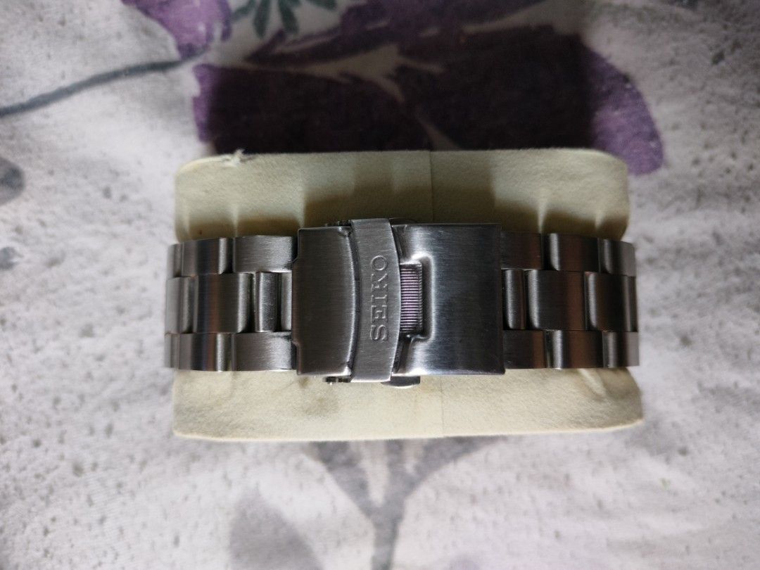 Seiko Automatic SKX 007 Watch (Category: Men's Watches) located in Quezon City. Submitted by dolf2017 (Listing ID 1419691984, Image 2). Description: - Seiko automatic watch - Black dial with luminous markers and hands - Green and black GMT bezel - Stainless steel bracelet with Seiko clasp - Day and date display - In good working condition.