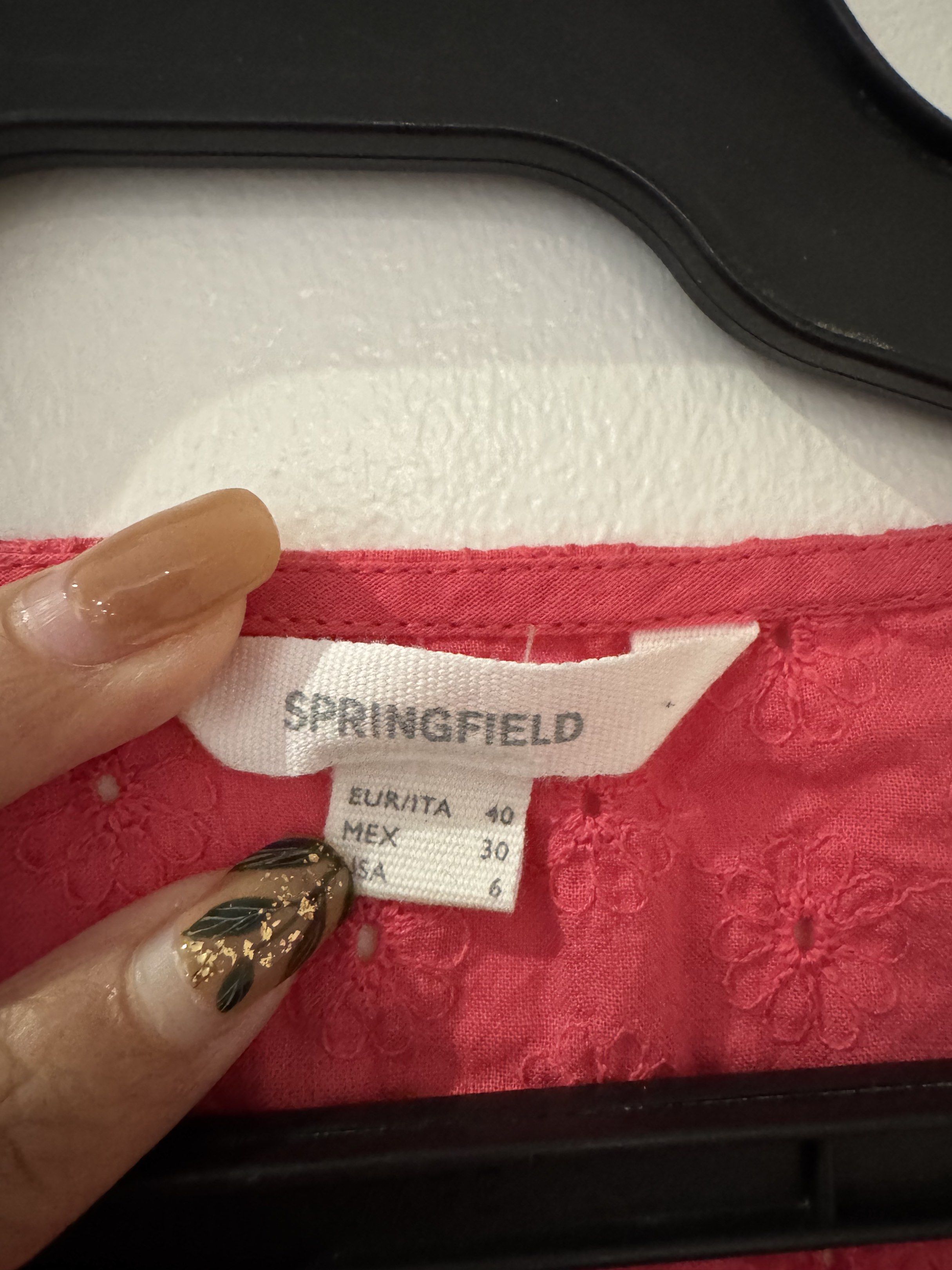Springfield V-Neck Fuchsia Pink Top (Category: Blouses) located in Manila. Submitted by bridgetdrdo (Listing ID 1419605123, Image 2). Description: - Springfield red top - V-neckline - Short sleeves - Button closure - Fitted waist - Subtle floral pattern - Size 6 (USA).