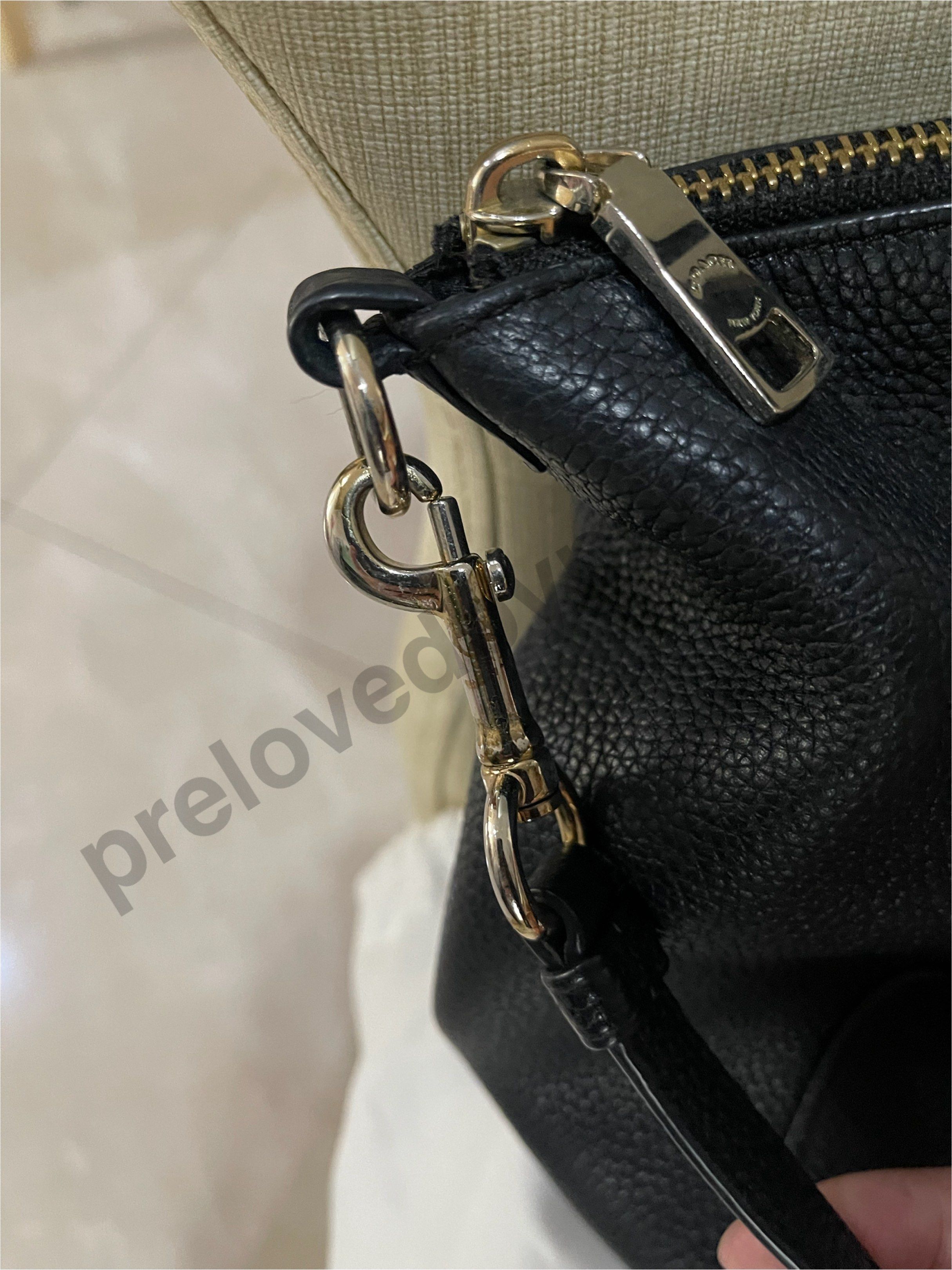 Tas Wanita Coach Prairie Satchel Black Pebbled (Kategori: Tas & Dompet) berada di Jakarta Barat. Dikirim oleh prelovedbypanpan (ID iklan 1419086819, Gambar 2). Deskripsi: Asli brand coach pembelian tahun 2017 di store Grand Indonesia Jakarta. Masih ada bon asli, jika berminat bisa saya kirim fotonya. Kondisi kulit masih bagus tidak ada defect, hanya di bagian buckle warna gold mulai memudar..
