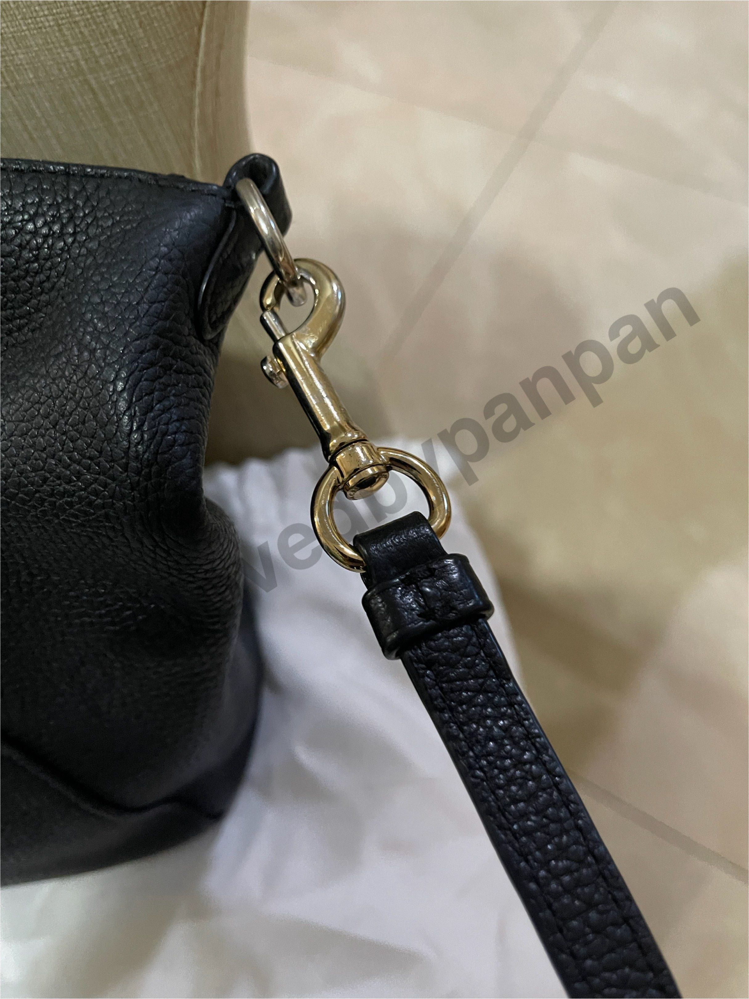 Tas Wanita Coach Prairie Satchel Black Pebbled (Kategori: Tas & Dompet) berada di Jakarta Barat. Dikirim oleh prelovedbypanpan (ID iklan 1419086819, Gambar 3). Deskripsi: Asli brand coach pembelian tahun 2017 di store Grand Indonesia Jakarta. Masih ada bon asli, jika berminat bisa saya kirim fotonya. Kondisi kulit masih bagus tidak ada defect, hanya di bagian buckle warna gold mulai memudar..