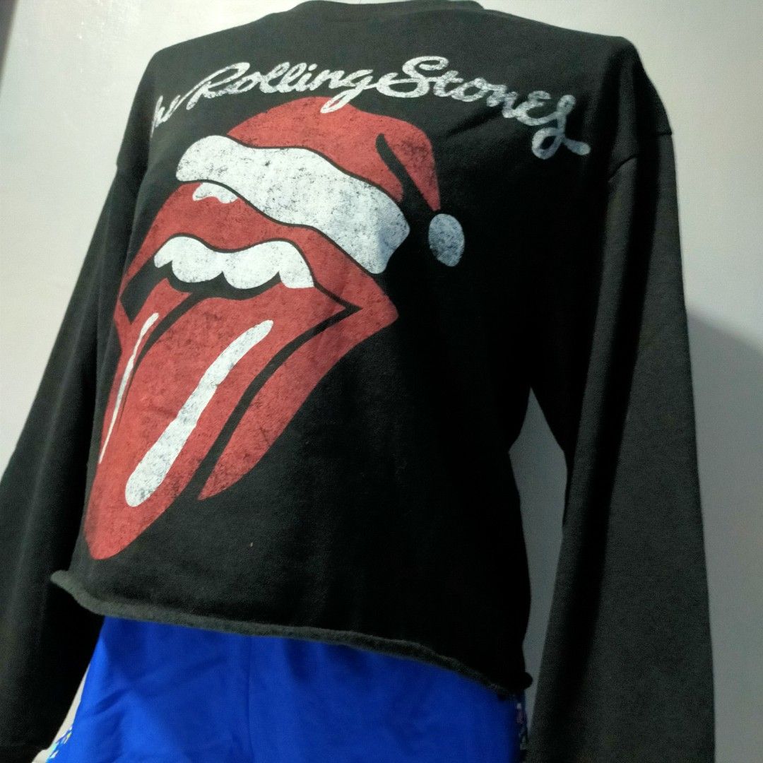 The Rolling Stones Cropped Sweatshirt (M) (Category: Longsleeves) located in Cainta. Submitted by nkkn.ca.us (Listing ID 1419713425, Image 3). Description: - The Rolling Stones cropped sweatshirt. - Features a Santa hat design. - Size: Medium - Brand new with tag .