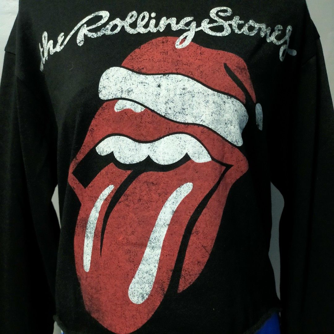 The Rolling Stones Cropped Sweatshirt (M) (Category: Longsleeves) located in Cainta. Submitted by nkkn.ca.us (Listing ID 1419713425, Image 2). Description: - The Rolling Stones cropped sweatshirt. - Features a Santa hat design. - Size: Medium - Brand new with tag .