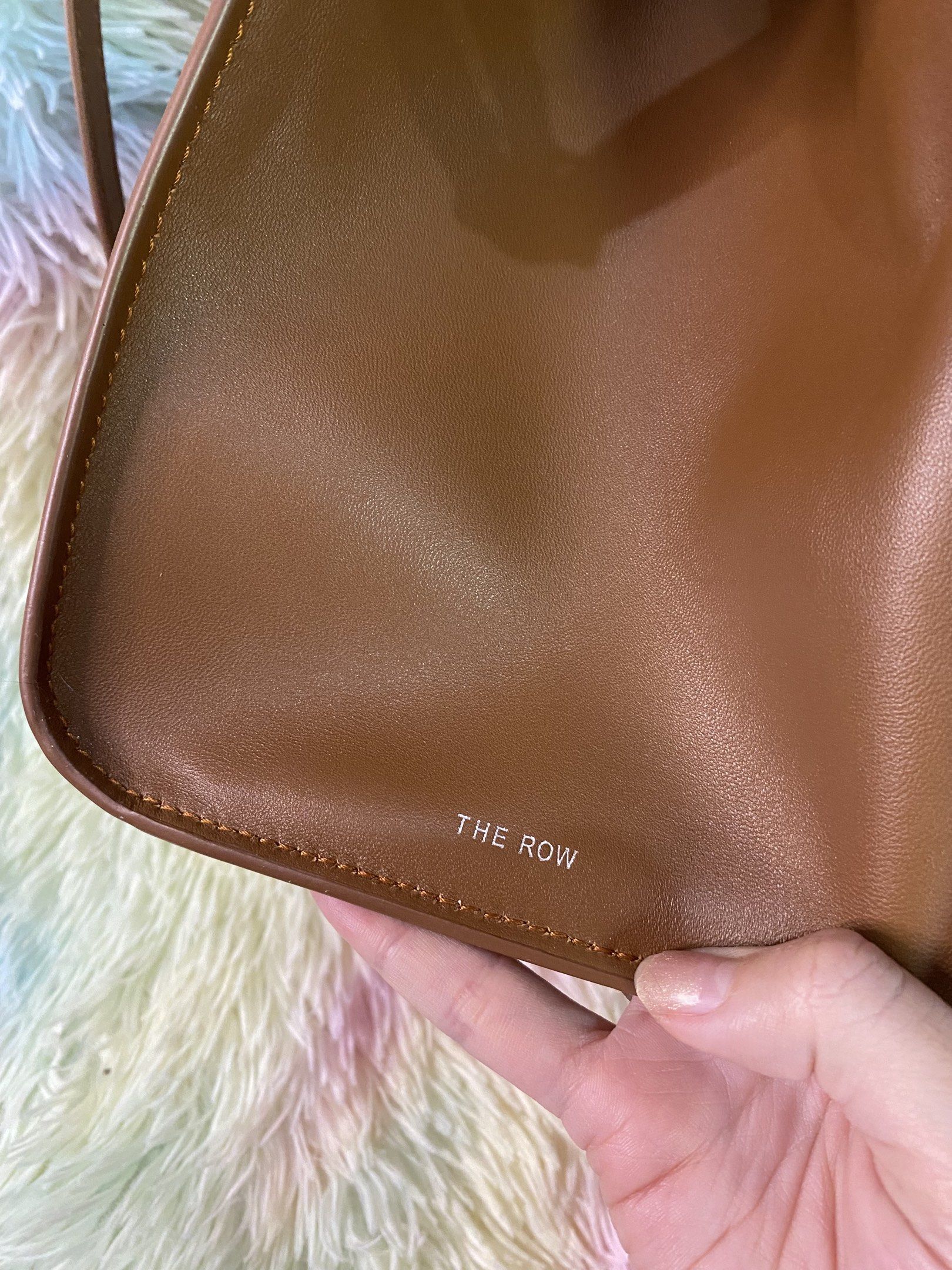 The Row Soft Margaux 10 (Category: Luxury Bags & Wallets) located in San Pablo. Submitted by eminems19 (Listing ID 1419634470, Image 3). Description: - The Row Soft Margaux 10 top handle bag. - Luxurious brown leather. - Features a top handle and detachable shoulder strap. - Interior lined with light-colored fabric. - Includes a zippered pocket. - Made in Italy. - Metal feet and The Row hardware branding. SALE 🥹‼️.