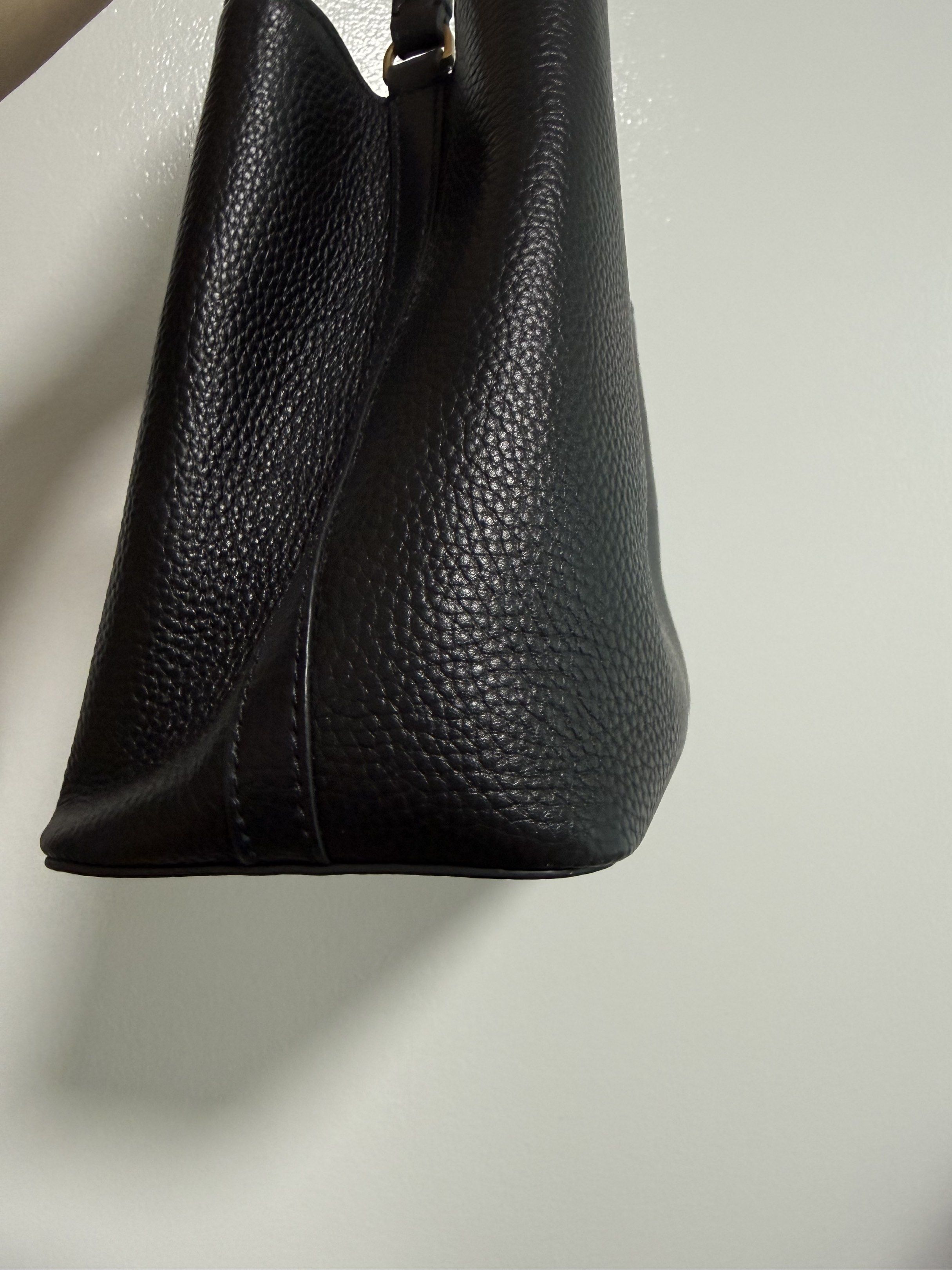 Tory Burch Black Leather Handbag (Category: Luxury Bags & Wallets) located in Cavite. Submitted by nadine_1230 (Listing ID 1419640028, Image 2). Description: - Black leather handbag - Gold-tone logo - Top handle - Spacious interior - Zippered pocket - Textured leather exterior - Well-constructed - Structured shape - Classic design.