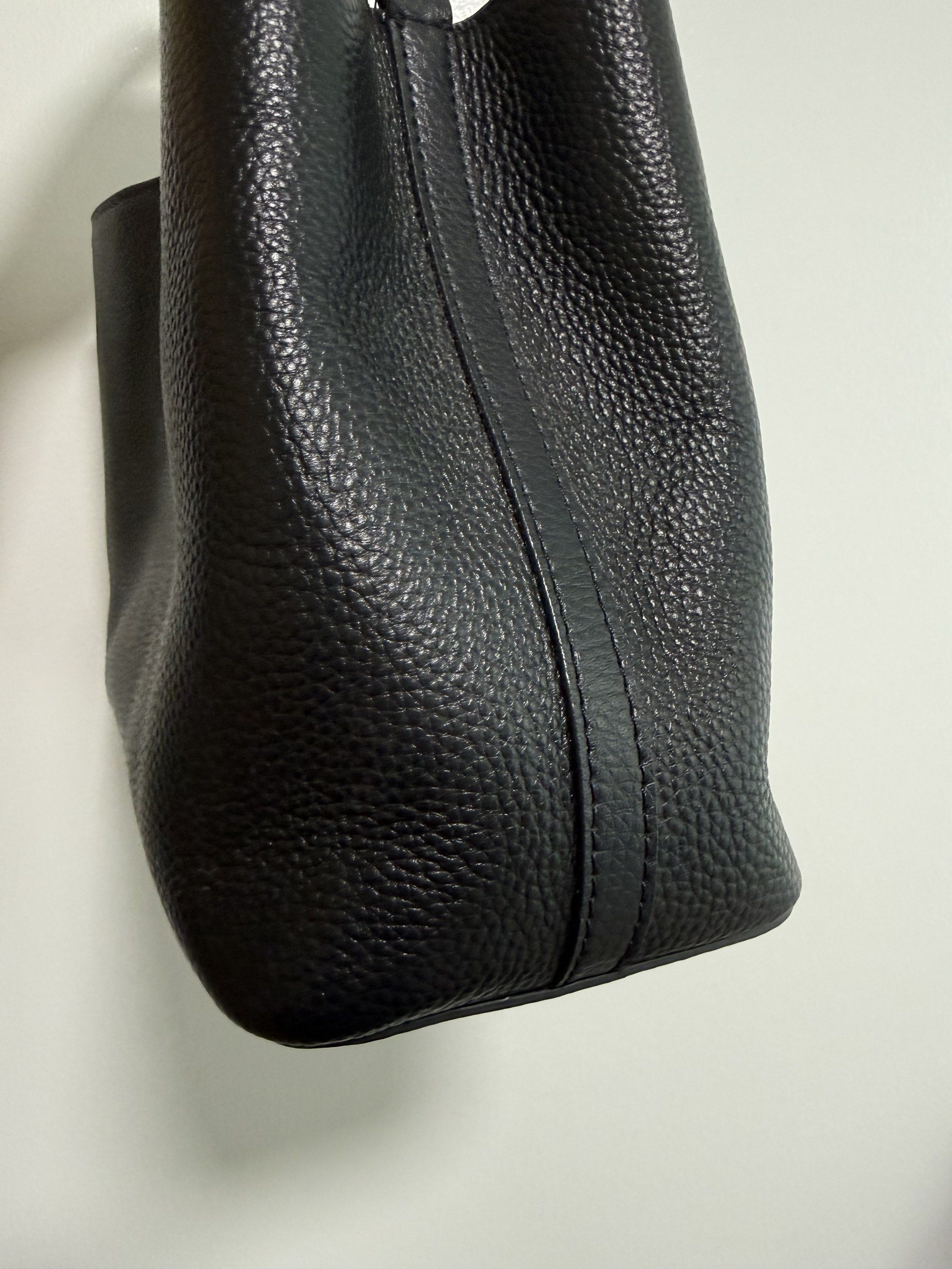 Tory Burch Black Leather Handbag (Category: Luxury Bags & Wallets) located in Cavite. Submitted by nadine_1230 (Listing ID 1419640028, Image 3). Description: - Black leather handbag - Gold-tone logo - Top handle - Spacious interior - Zippered pocket - Textured leather exterior - Well-constructed - Structured shape - Classic design.