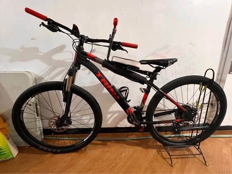 Trinx Mountain Bike (Category: Bicycles) located in Malabon City. Submitted by maricris6887078 (Listing ID 1419702177, Image 1). Description: - Trinx mountain bike (black frame with red accents) - Disc brakes - Red handlebar grips - Water bottle holder - Includes child seat attachment - Super kinis pa nito. PM lang.
