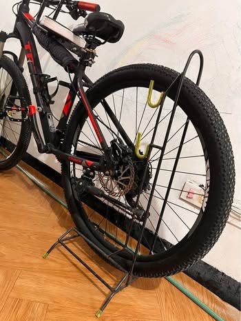 Trinx Mountain Bike (Category: Bicycles) located in Malabon City. Submitted by maricris6887078 (Listing ID 1419702177, Image 3). Description: - Trinx mountain bike (black frame with red accents) - Disc brakes - Red handlebar grips - Water bottle holder - Includes child seat attachment - Super kinis pa nito. PM lang.