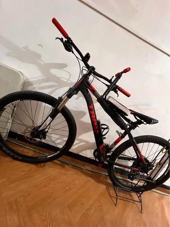 Trinx Mountain Bike (Category: Bicycles) located in Malabon City. Submitted by maricris6887078 (Listing ID 1419702177, Image 2). Description: - Trinx mountain bike (black frame with red accents) - Disc brakes - Red handlebar grips - Water bottle holder - Includes child seat attachment - Super kinis pa nito. PM lang.