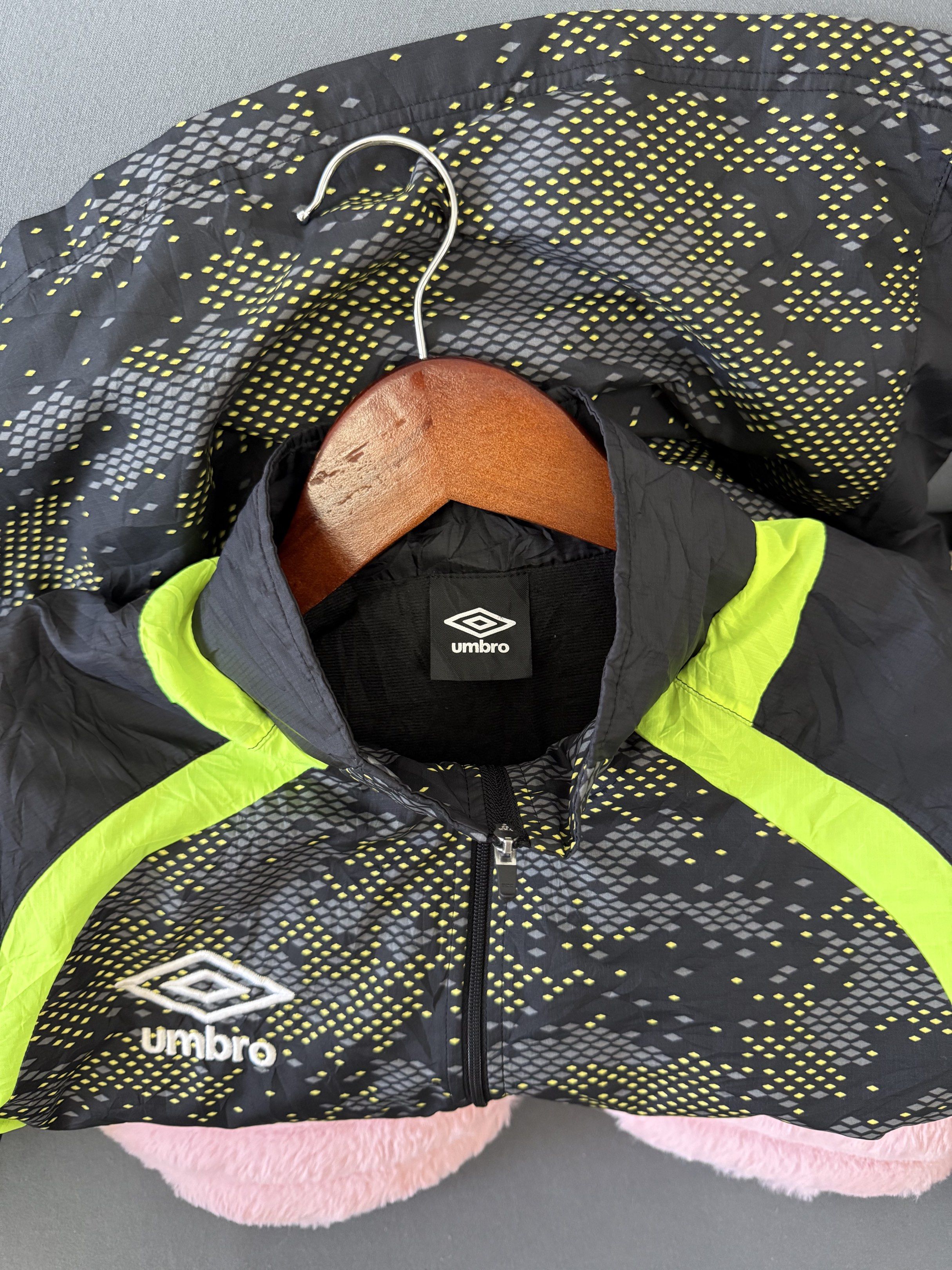 UMBRO Half Zip Windbreaker (Category: Coats, Jackets and Outerwear) located in Imus. Submitted by mbplph (Listing ID 1419704334, Image 3). Description: (UMBRO) Half Zip Windbreaker Size on Tag: L Dimensions: L 27 IN ~ W 22 IN Color: Black + Neon Green MEN BY PENNYLAINEPH PRICE: ₱499 ⚠️ SHIPPING NOT INCLUDED (PRICE + SF).