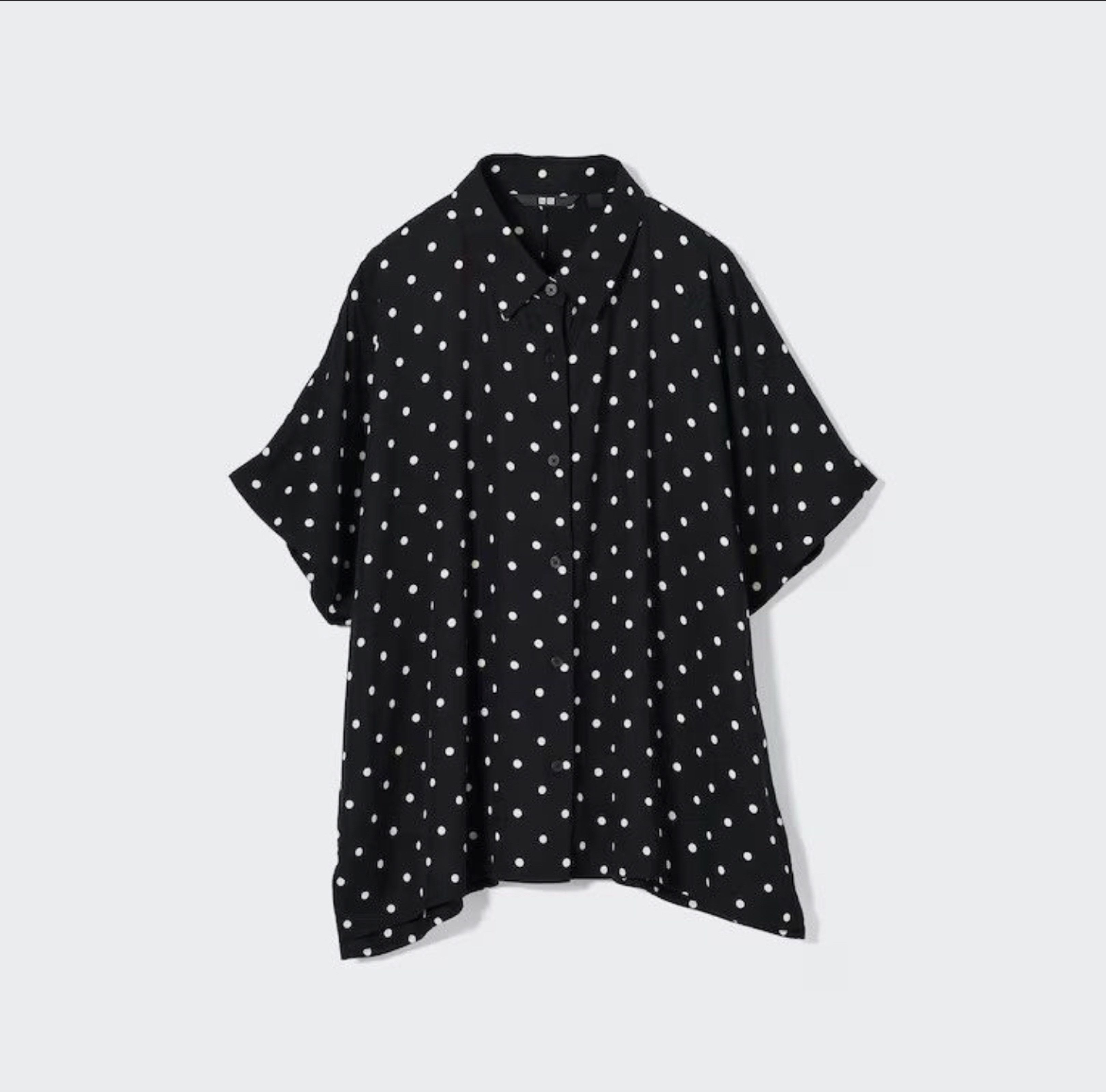 Uniqlo Rayon Blouse (Category: Blouses) located in Malabon City. Submitted by offtowork (Listing ID 1419738581, Image 3). Description: - Uniqlo Rayon Blouse - Black Polkadot - Size: S (but also looks great in M) - Relaxed Fit Got this for 990.