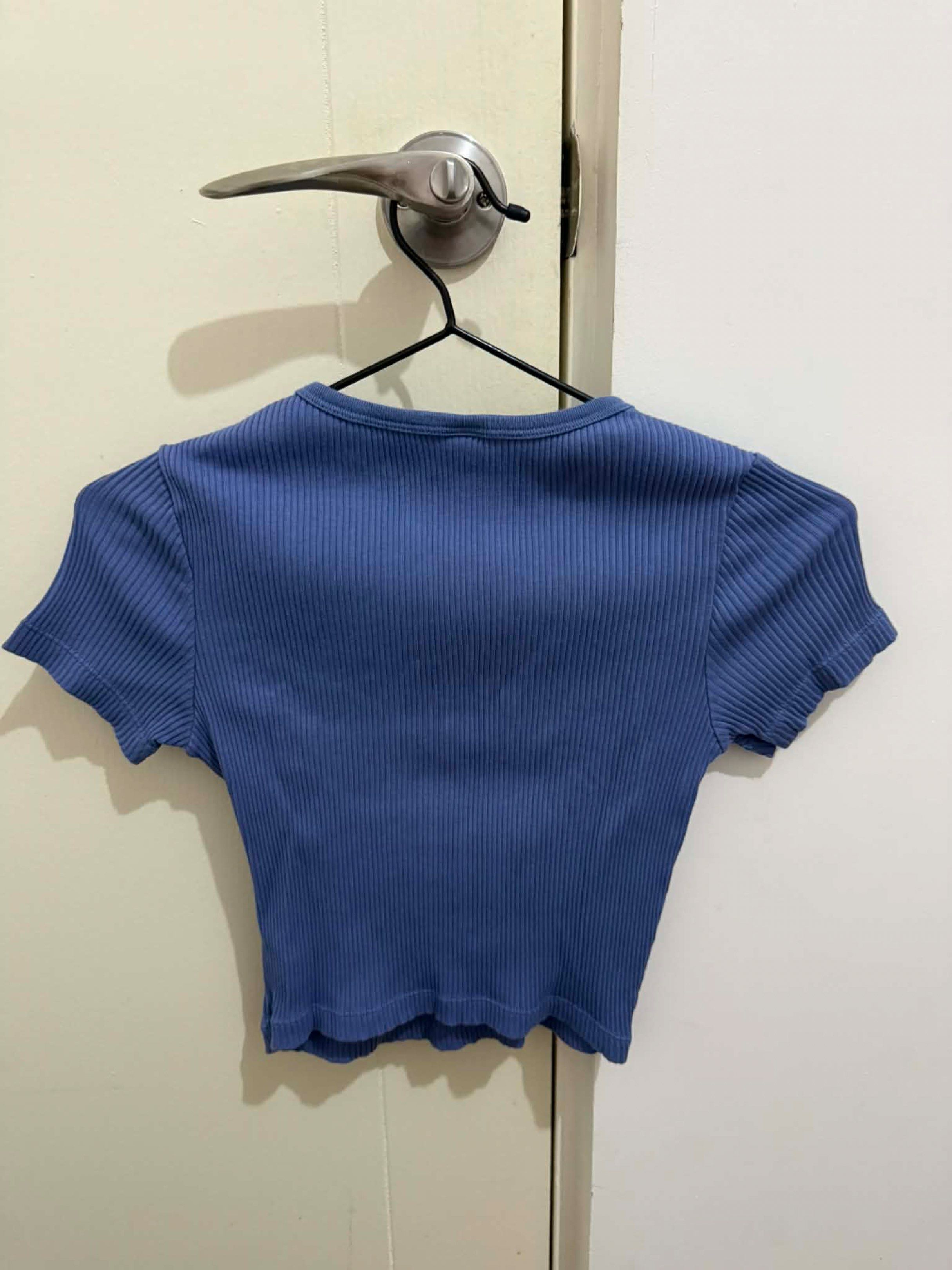 Uniqlo Ribbed Crop Top - Blue (Category: Shirts) located in Dasmarinas. Submitted by abebibobu (Listing ID 1419738298, Image 3). Description: - Uniqlo crop top - Size: Small - Color: Blue - Design: Ribbed - Neckline: Round - Sleeves: Short - Length: Cropped - Made in China.