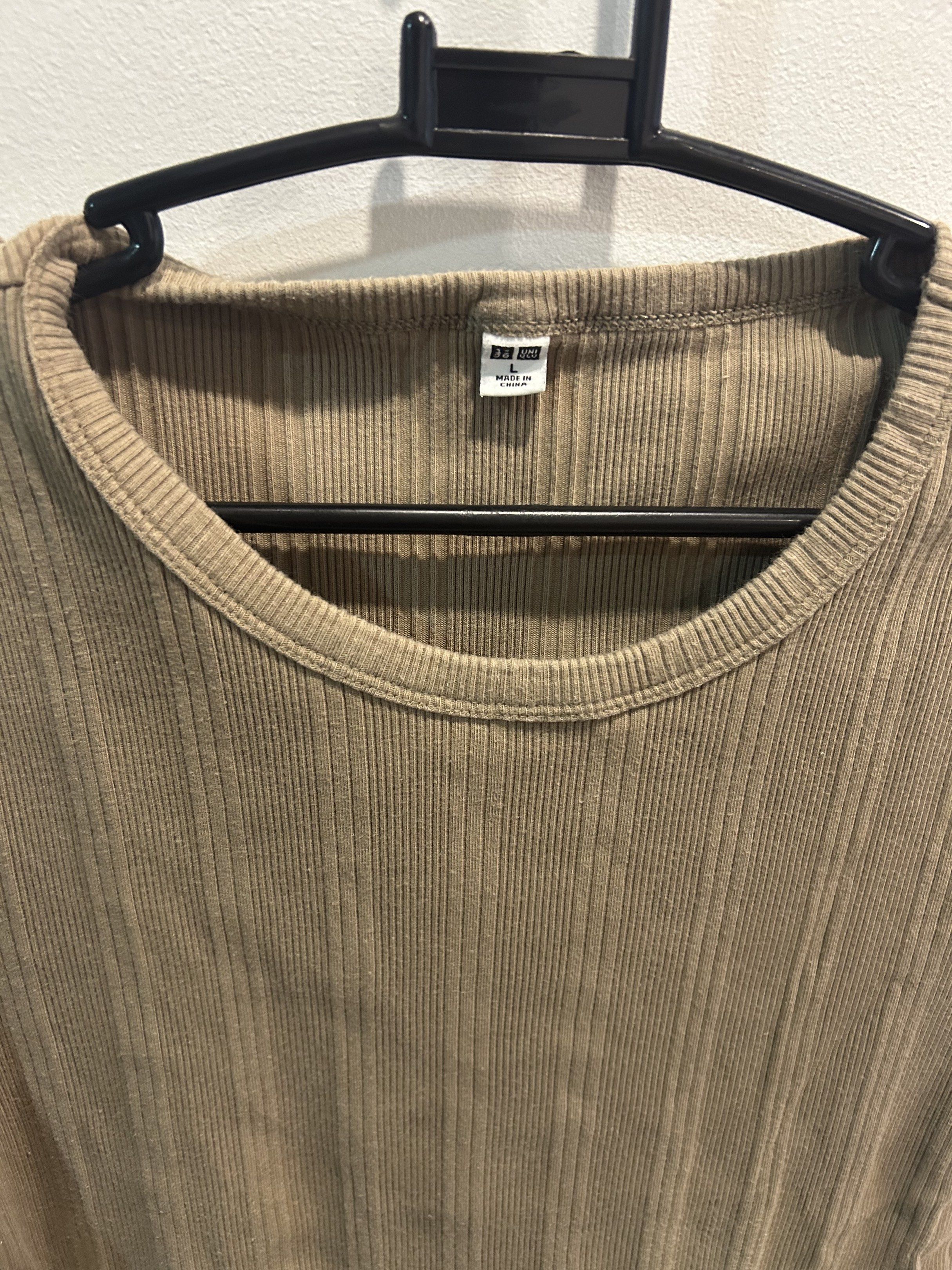 Uniqlo Ribbed T-shirt (Category: Shirts) located in Manila. Submitted by lorasworld (Listing ID 1419680443, Image 2). Description: .