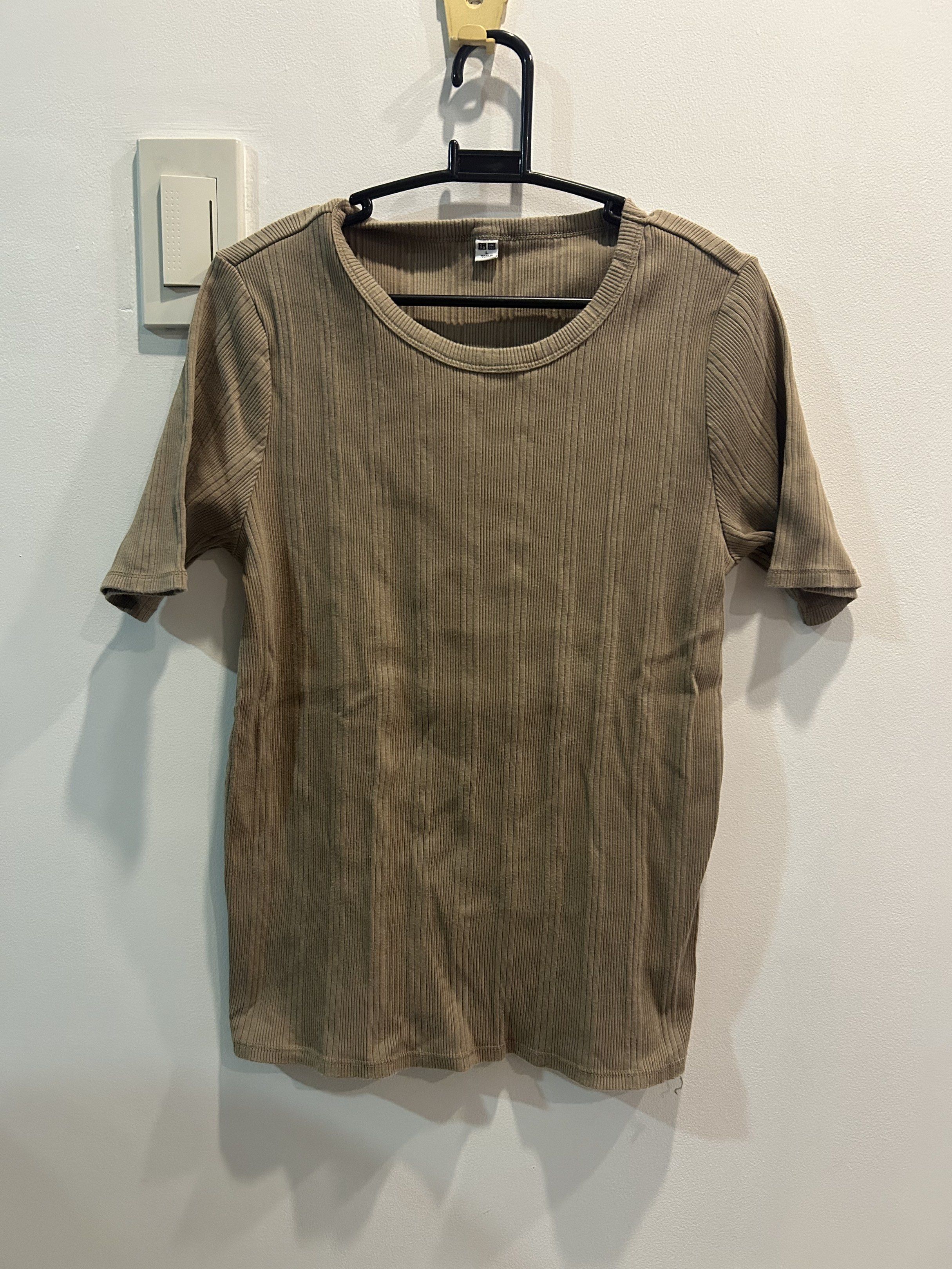 Uniqlo Ribbed T-shirt (Category: Shirts) located in Manila. Submitted by lorasworld (Listing ID 1419680443, Image 1). Description: .