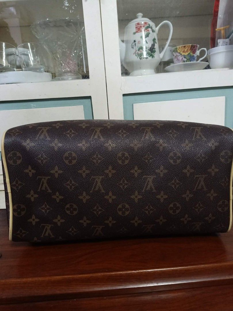 Vintage Louis Vuitton Speedy Handbag (Category: Luxury Bags & Wallets) located in Meycauayan. Submitted by youngdeer.86663a (Listing ID 1419667937, Image 2). Description: .