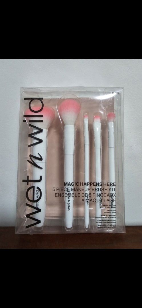 Wet n Wild 5 Piece Makeup Brush Kit (Category: Makeup) located in Imus. Submitted by madz.21 (Listing ID 1419652130, Image 1). Description: brand new from US - Wet n Wild 5-piece brush kit - Includes brushes for different makeup needs - Features white handles and pink bristles - Comes in a clear plastic case.