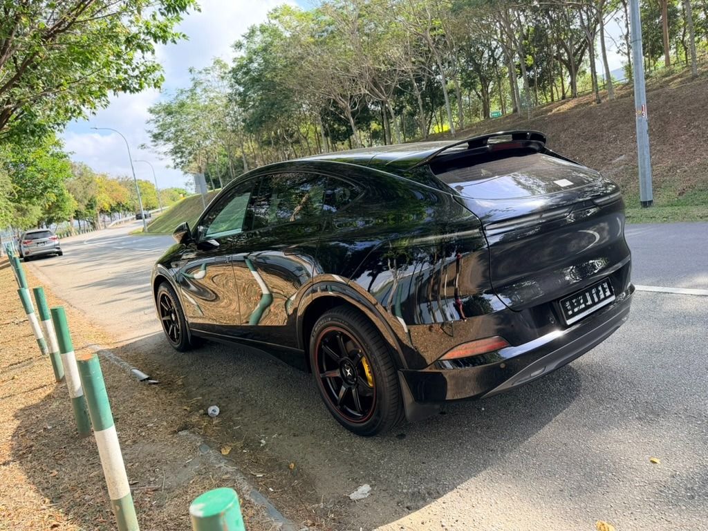 XPENG G6 Electric (Category: Used Cars) located in Singapore. Submitted by justsomeleftover (Listing ID 1419666911, Image 2). Description: Features: 190 kW electric motor producing 255bhp & 440nm of torque. 66kWh battery with 435km range (WLTP). Rear wheel drive. View specs of the XPENG G6 Electric (2024) Accessories: Panoramic roof. Xopera sound system 18 speakers. Front electric seats. 20" sport rims. Xmart operating system. Description: XPremi