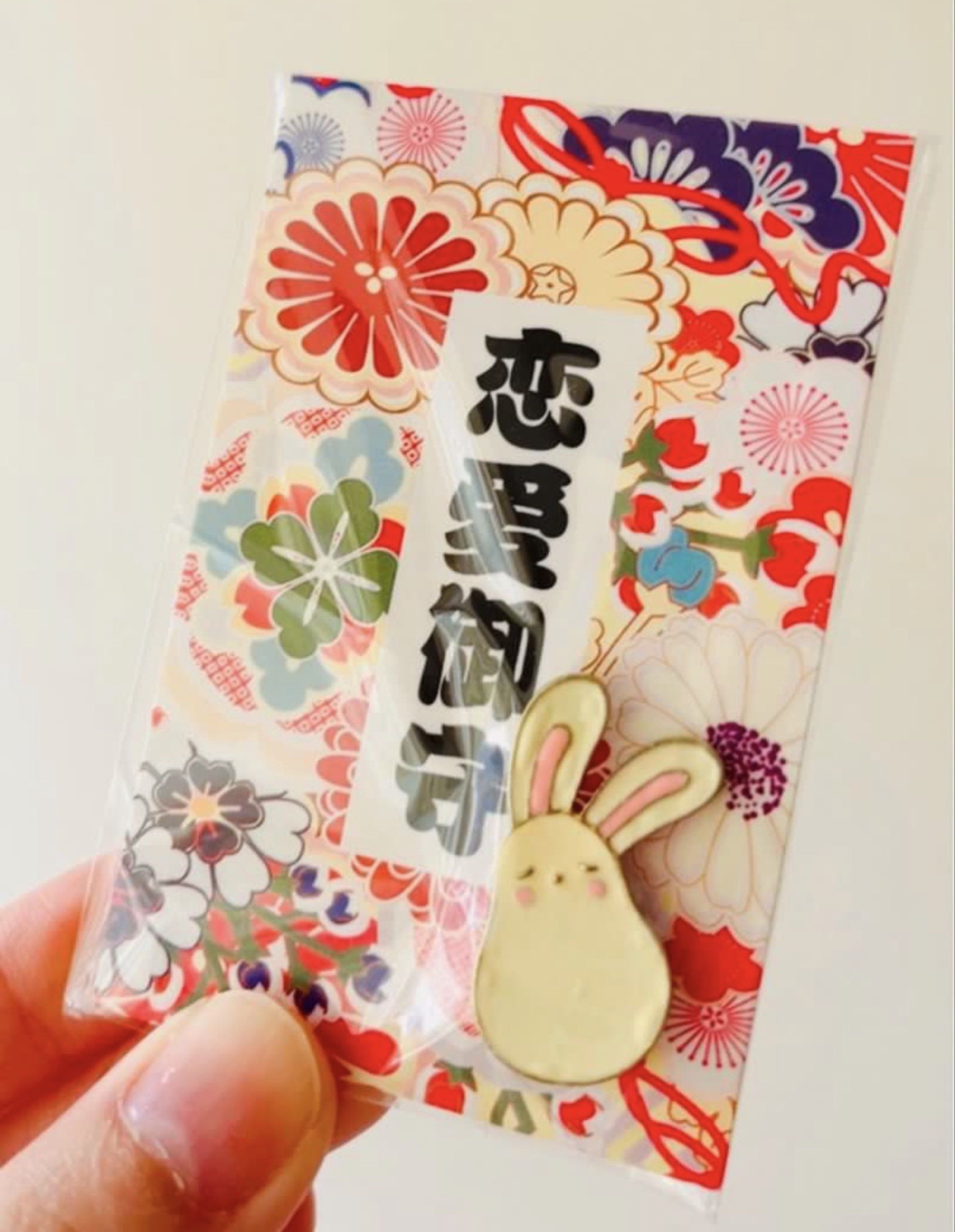 🧧獨家🧧限量現貨💮祝福御守襟章 心口針 🐰兔仔公仔 🐱貓仔公仔 達摩公仔 賀年裝飾 和風 新年飾物 開運飾物 手作飾物 學業御守 戀愛御守 健康御守 家居佈置裝飾 新年佈置 風水生肖 新年禮物 賀年禮品 LUCKY NEW YEAR ACCESSORY CHINESE STYLE LUNAR LUCKY CHARM NEW YEAR DECORATIONS GIFT （分類：郵票及印刷品）位於 Hong Kong。 由 swroom 提交（商品編號 1419919447，圖片 6）。簡介： 🚚 🎁 只限郵寄運送 🎁 ▫️▫️商品詳情▫️▫️ 🛍 $38 個 ，$70 兩個，全新 ❣️ 節日銷情迅速請早訂購售完即止❣️ 🛍更多最新禮品玩具 follow us ： carousell.com/swroom ▫️▫️購買付款詳情 ▫️▫️ 📥 請 INBOX PM下單購買須提供以下資料 ： 1. 選擇付款方式 : PAYME / FPS / ALIPAYHK 2. 選擇郵