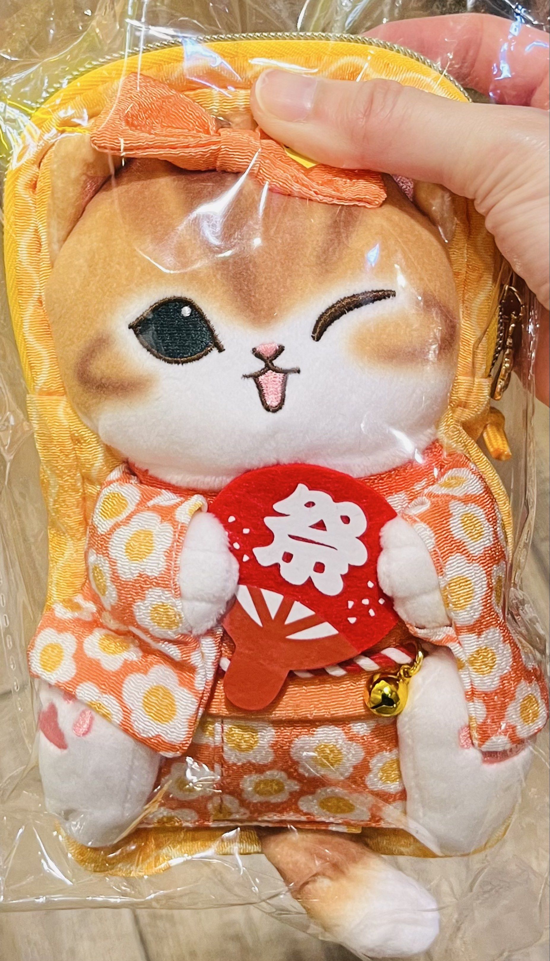 ❤️新年限定❤️現貨🐷👘正版和服貓咪斜孭袋 招財貓 貓咪日式手袋 新年利是袋 情人節公仔 情人節禮物 生日禮物 節日飾物 新年禮物 珍藏收藏品 MOFUSAND SOFT DOLL TOY BAG BIRTHDAY VALENTINES GIFT DOLL （分類：單肩包）位於 Hong Kong。 由 swroom 提交（商品編號 1419884492，圖片 1）。簡介： 🚚 🎁 只限郵寄運送 🎁 ▫️▫️商品詳情▫️▫️ 🛍 $328 個 ，全新未拆封 ❣️ 節日銷情迅速請早訂購售完即止❣️ 🛍更多最新禮品玩具 follow us ： carousell.com/swroom ▫️▫️購買付款詳情 ▫️▫️ 📥 請 INBOX PM下單購買須提供以下資料 ： 1. 選擇付款方式 : PAYME / FPS / ALIPAYHK 2. 郵寄方式： 📦 SF順豐到付 - 收貨時付運費 📦 ( 一般情況 2-3 個工作天寄出 ) 3. 確認全數付款後留貨 🎁 4. 請