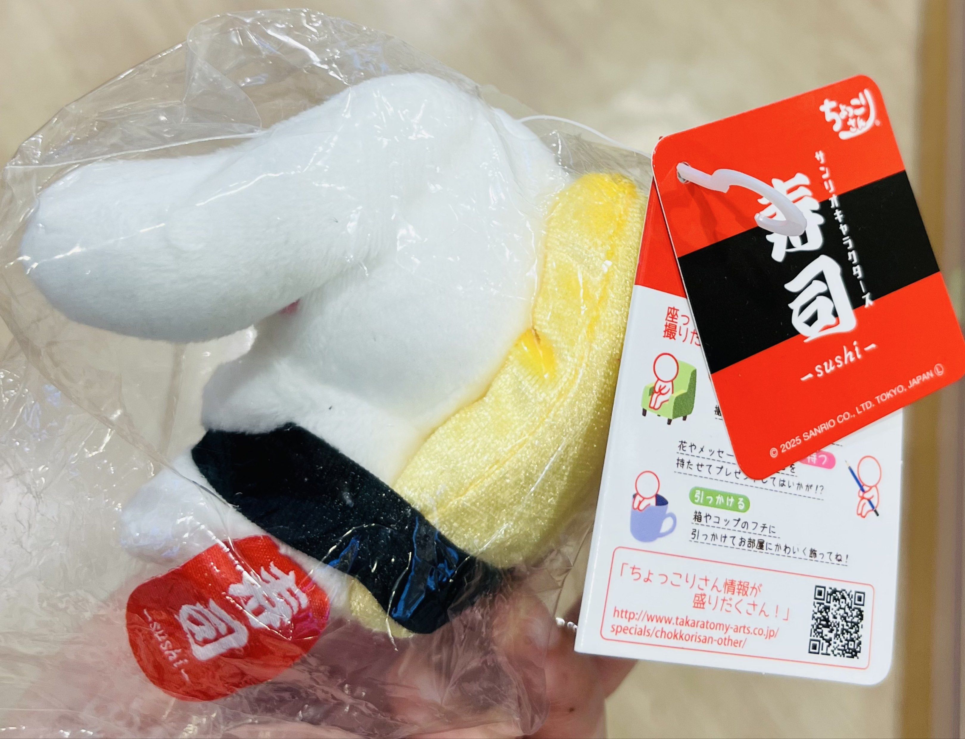❤️新年推介❤️現貨🍣正版 SANRIO公仔 肉桂狗公仔 玉桂狗公仔 玉子蛋壽司公仔 狗仔公仔 Cinnamoroll 公仔 和風公仔 幸運擺設 賀年裝飾 家居佈置裝飾 新年佈置 壽司店佈置 餐廳佈置 新年禮物 賀年禮品 結婚佈置禮物 寵物玩具 珍藏收藏品 情人節禮物 JAPAN SHUSI CHINESE LUNAR NEW YEAR LUCKY SOFT DOLL DECORATIONS GIFT （分類：吊飾）位於 Hong Kong。 由 swroom 提交（商品編號 1419891869，圖片 4）。簡介： 🚚 🎁 只限郵寄運送 🎁 ▫️▫️商品詳情▫️▫️ 🛍 $238 隻 ，全新未拆封 ❣️ 節日銷情迅速請早訂購售完即止❣️ 🛍更多最新禮品玩具 follow us ： carousell.com/swroom ▫️▫️購買付款詳情 ▫️▫️ 📥 請 INBOX PM下單購買須提供以下資料 ： 1. 選擇付款方式 : PAYME / FPS / ALIPAYHK