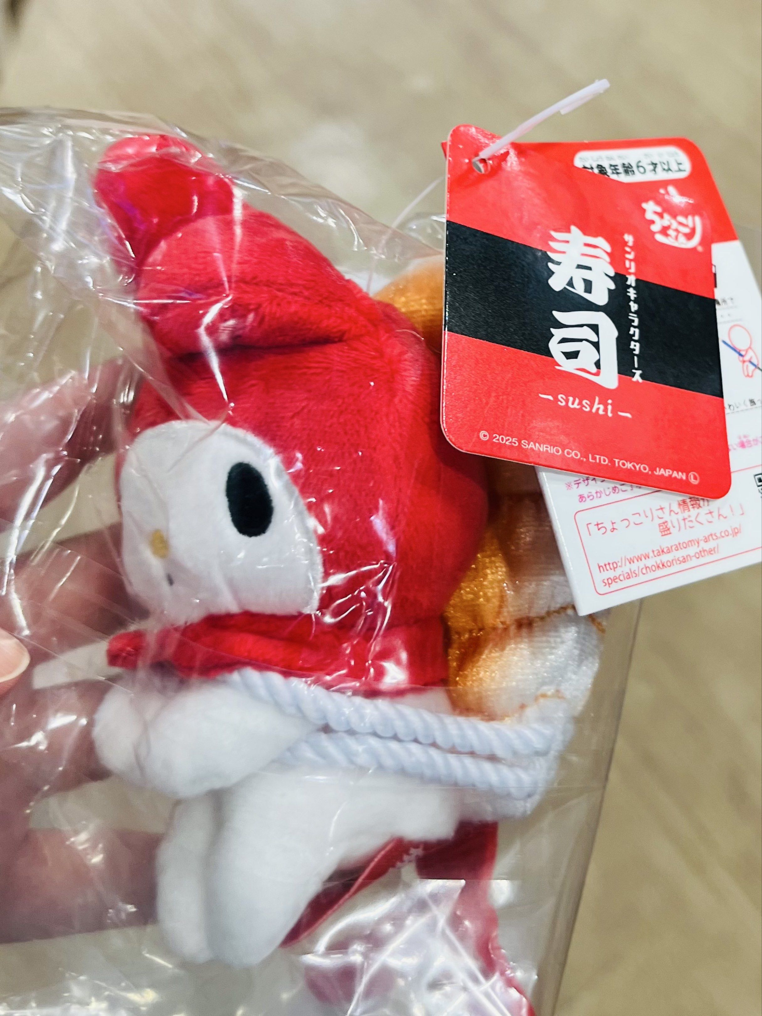 限量現貨🦐🍣正版 SANRIO公仔 MY MELODY公仔 蝦壽司公仔 兔仔公仔 和風公仔 幸運擺設 賀年裝飾 家居佈置裝飾 新年佈置 壽司店佈置 餐廳佈置 新年禮物 賀年禮品 結婚佈置禮物 珍藏收藏品 情人節禮物 JAPAN SHUSI CHINESE LUNAR NEW YEAR LUCKY SOFT DOLL DECORATIONS GIFT （分類：絨毛玩具）位於 Hong Kong。 由 swroom 提交（商品編號 1419889759，圖片 2）。簡介： 🚚 🎁 只限郵寄運送 🎁 ▫️▫️商品詳情▫️▫️ 🛍 $238 隻 ，全新未拆封 ❣️ 節日銷情迅速請早訂購售完即止❣️ 🛍更多最新禮品玩具 follow us ： carousell.com/swroom ▫️▫️購買付款詳情 ▫️▫️ 📥 請 INBOX PM下單購買須提供以下資料 ： 1. 選擇付款方式 : PAYME / FPS / ALIPAYHK 2. 選擇郵寄方式： 📮 $15 up 本地