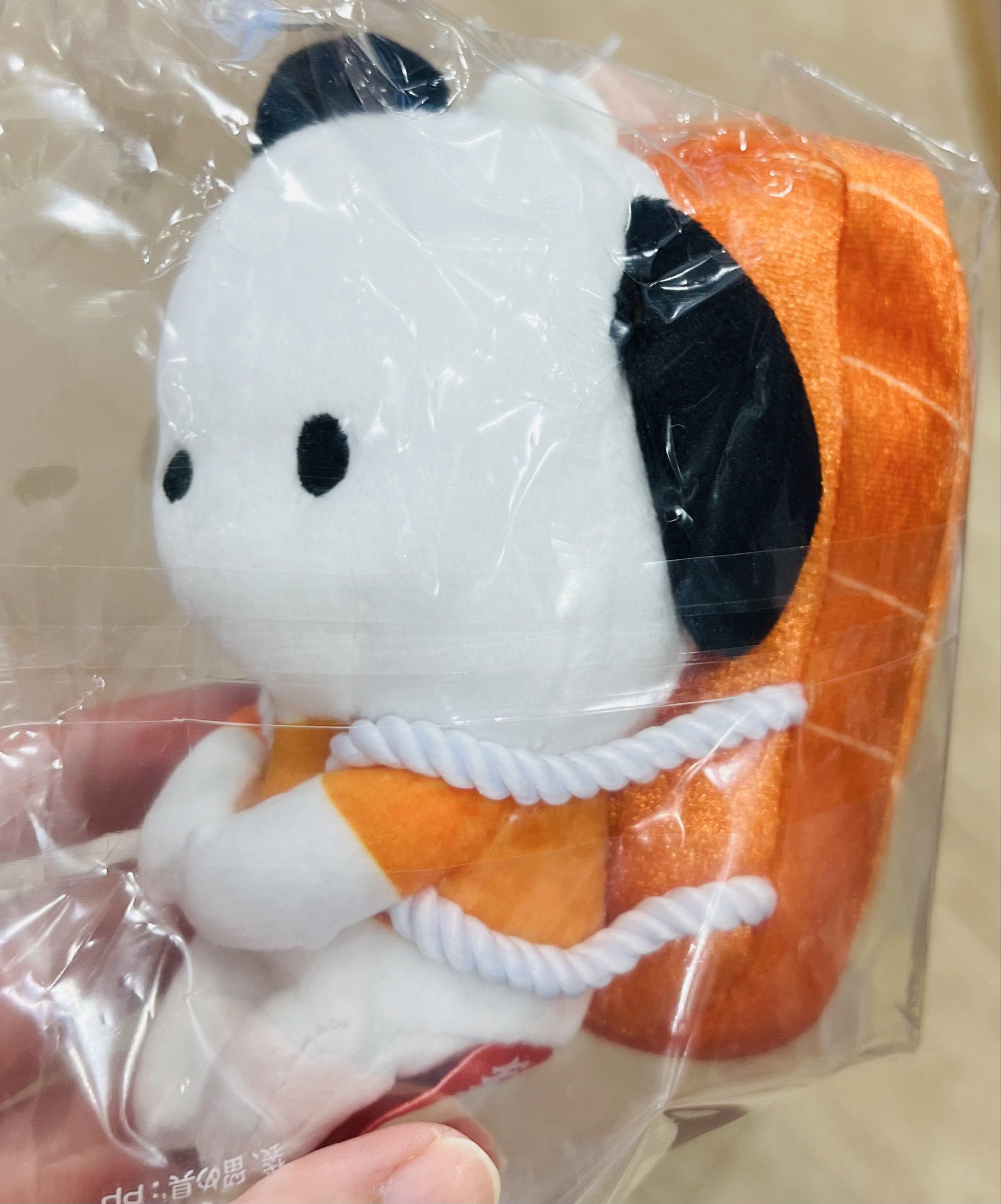 ❤️新年推介❤️現貨🍣正版 SANRIO公仔 PC狗公仔 三文魚壽司公仔 狗仔公仔 和風公仔 幸運擺設 賀年裝飾 家居佈置裝飾 新年佈置 壽司店佈置 餐廳佈置 新年禮物 賀年禮品 結婚佈置禮物 寵物玩具 珍藏收藏品 情人節禮物 JAPAN SHUSI CHINESE LUNAR NEW YEAR LUCKY SOFT DOLL DECORATIONS GIFT pochacco （分類：寵物家品及其他）位於 Hong Kong。 由 swroom 提交（商品編號 1419891337，圖片 2）。簡介： 🚚 🎁 只限郵寄運送 🎁 ▫️▫️商品詳情▫️▫️ 🛍 $238 隻 ，全新未拆封 ❣️ 節日銷情迅速請早訂購售完即止❣️ 🛍更多最新禮品玩具 follow us ： carousell.com/swroom ▫️▫️購買付款詳情 ▫️▫️ 📥 請 INBOX PM下單購買須提供以下資料 ： 1. 選擇付款方式 : PAYME / FPS / ALIPAYHK 2. 選擇郵