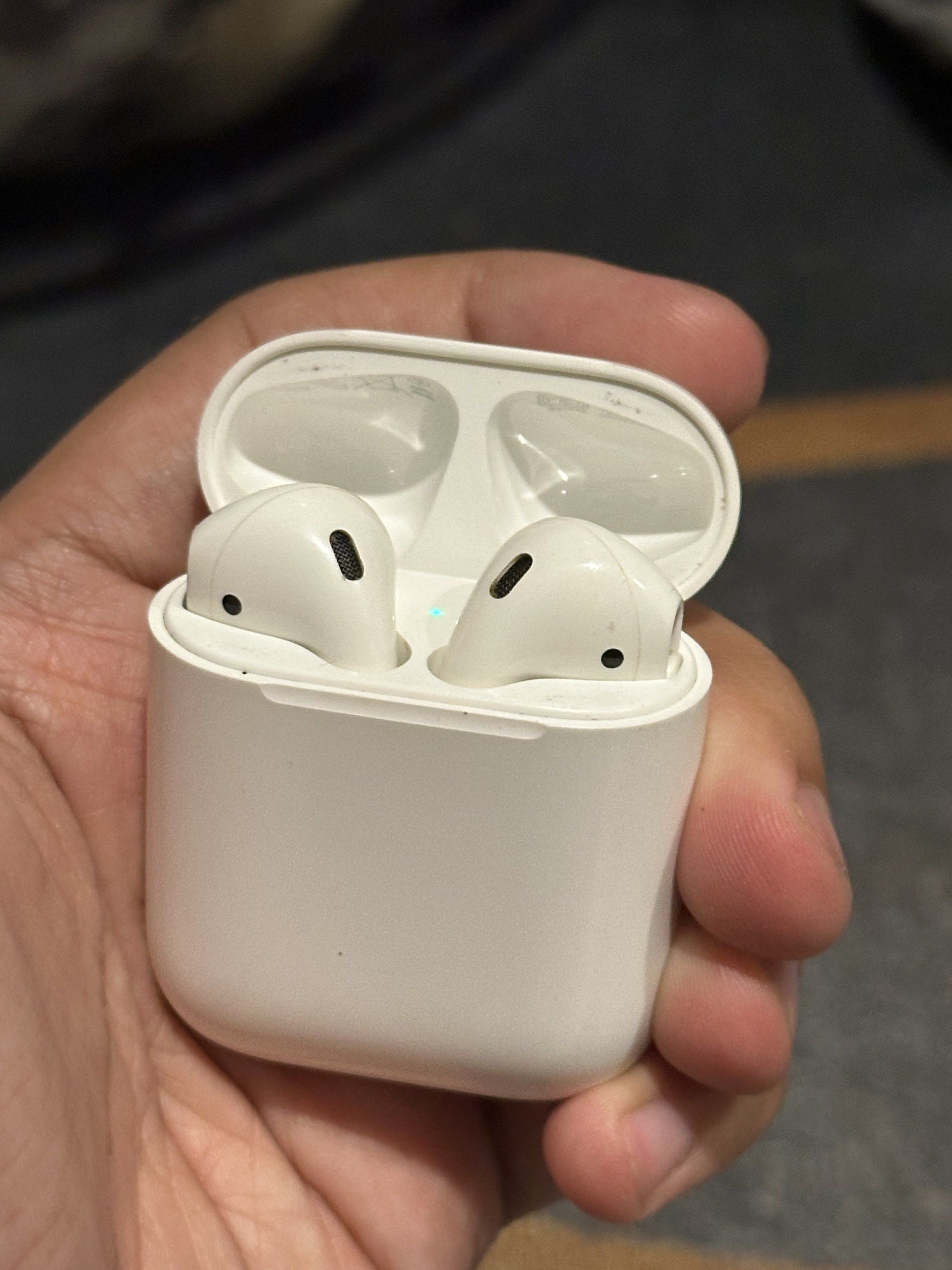 AirPods Gen 2 (Power Mac) (Category: Headphones & Headsets) located in Pasig City. Submitted by sanygwpo (Listing ID 1419850851, Image 1). Description: Sale as defective, sobrang bilis na ma lowbat ng mismong earpods. Buy at your own risk. J&T sa malayo, meet up sa malapit.