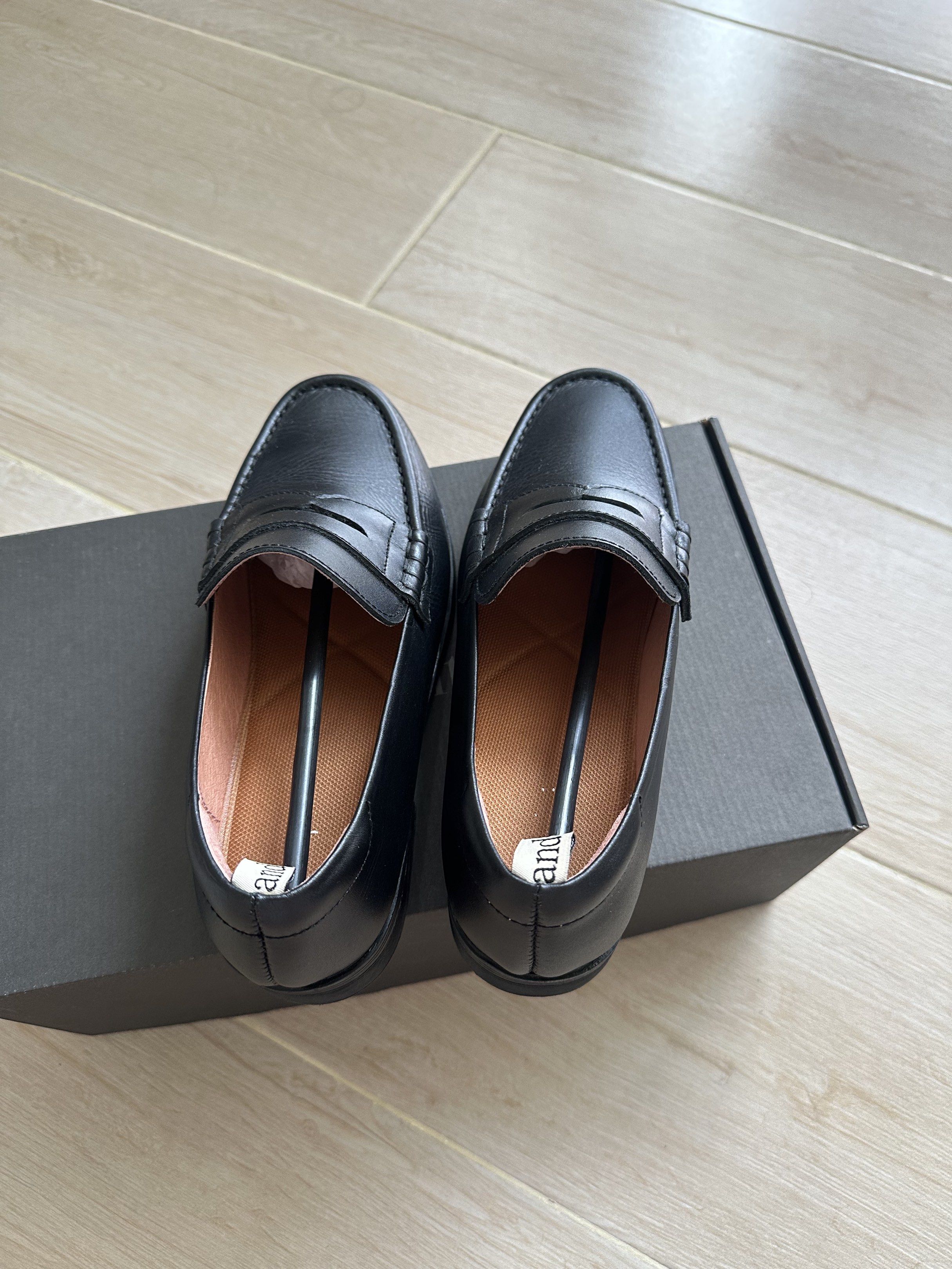 Andante Nineties Loafer in Black (Category: Loafers) located in Makati City. Submitted by bijouxbijoux (Listing ID 1419832734, Image 3). Description: - Used twice - Classic penny loafer design - Includes original box - Bought at their One Ayala store - Soles are super soft and comfy! Used for long walks and had no problem RFS: don't use it much / decluttering.