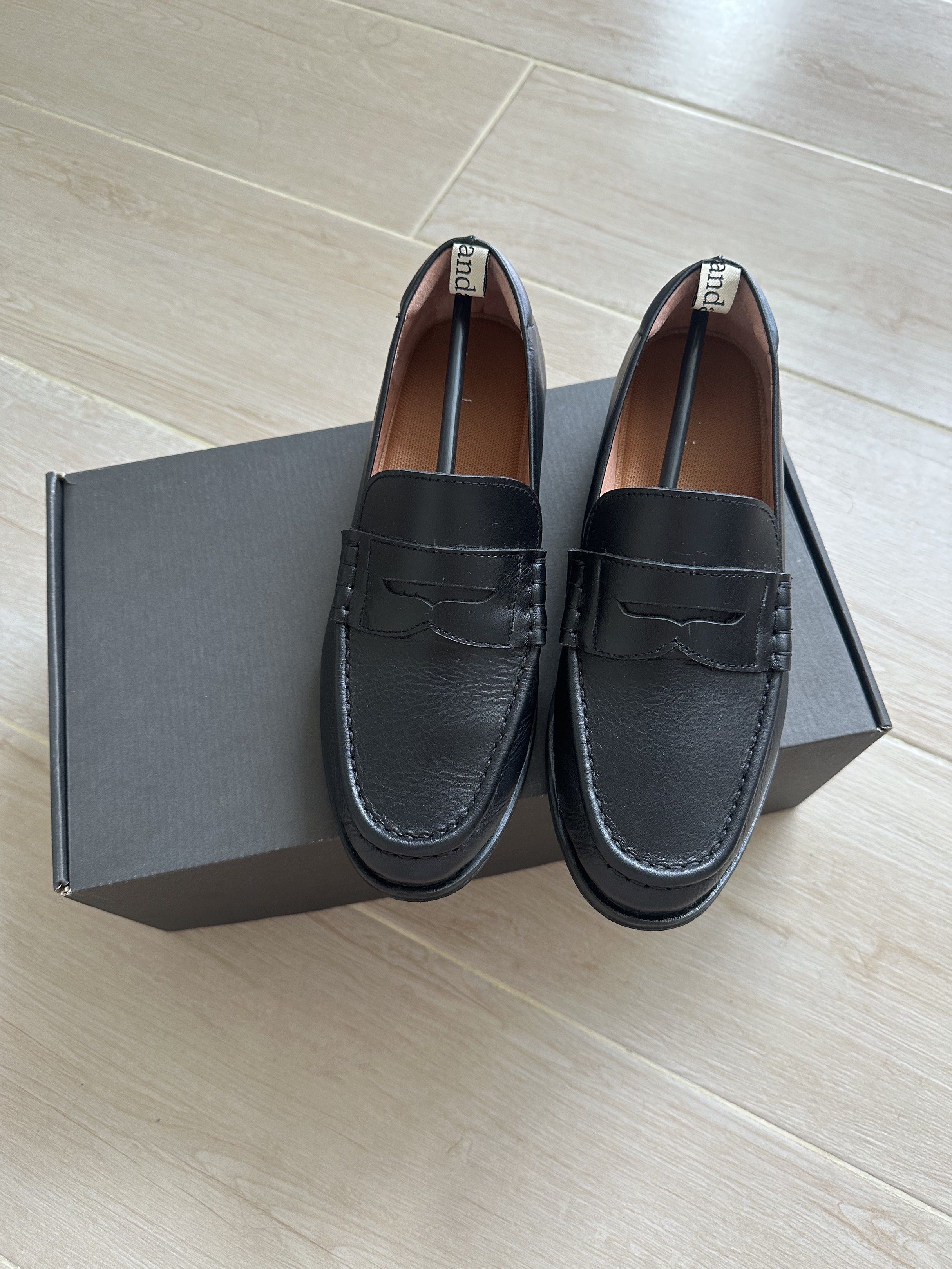 Andante Nineties Loafer in Black (Category: Loafers) located in Makati City. Submitted by bijouxbijoux (Listing ID 1419832734, Image 1). Description: - Used twice - Classic penny loafer design - Includes original box - Bought at their One Ayala store - Soles are super soft and comfy! Used for long walks and had no problem RFS: don't use it much / decluttering.