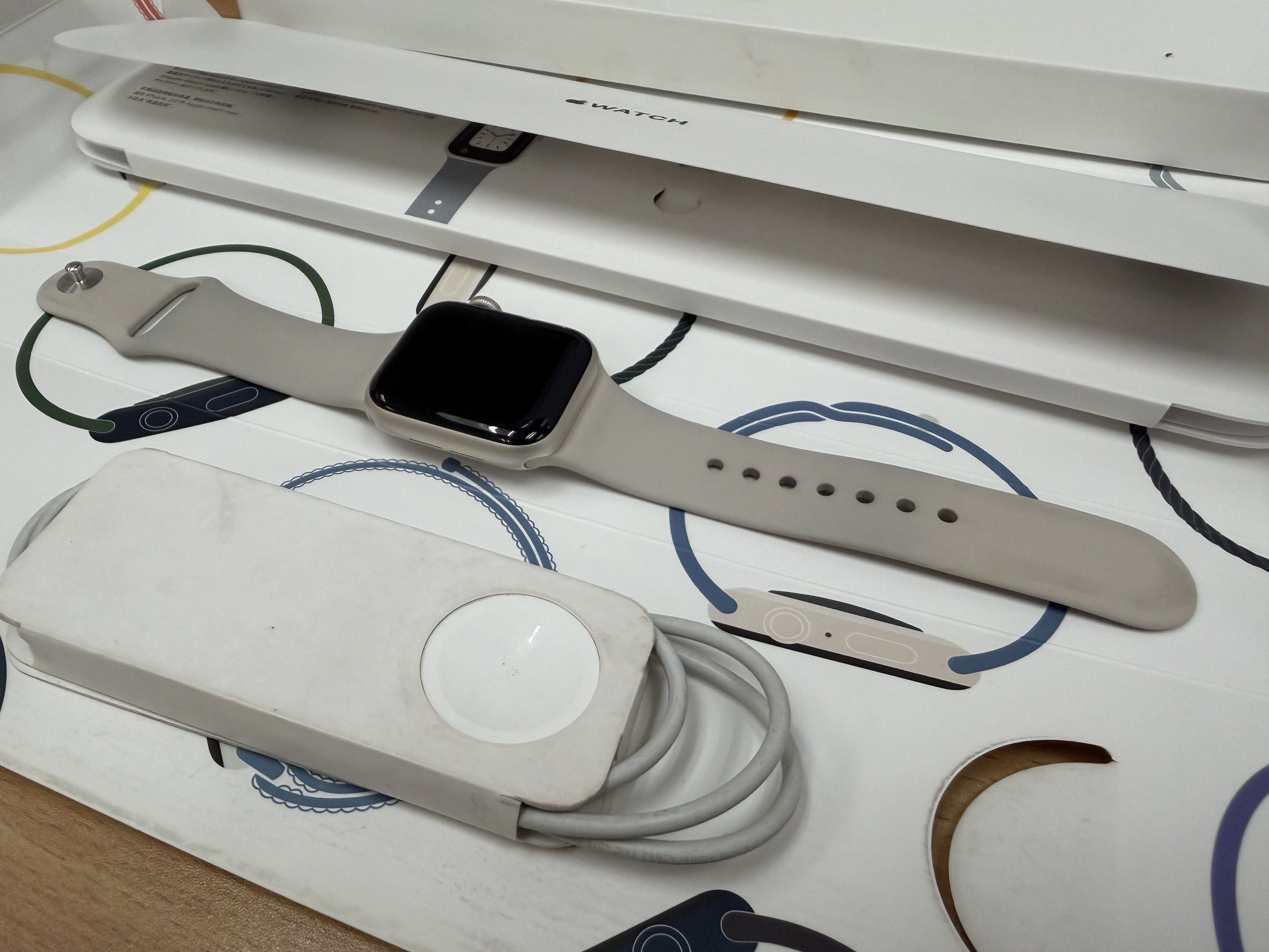 Apple Watch SE 2nd Gen GPS 40mm Starlight (Category: Wearables & Smart Watches) located in Pasig City. Submitted by abubc (Listing ID 1419782967, Image 2). Description: Complete with box and charger. 1 strap still unused. 72 Battery Health. No dents or scratches. RFS: Will upgrade. Okay for meet up around Ortigas area. Test all you want..