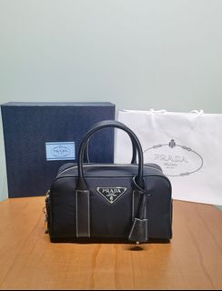 (Category: ) located in . Submitted by luxcloset.shop (Listing ID 1419802379, Image 1). Description: .