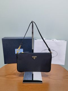 (Category: ) located in . Submitted by luxcloset.shop (Listing ID 1419790109, Image 1). Description: .