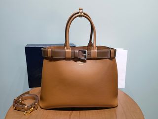 (Category: ) located in . Submitted by luxcloset.shop (Listing ID 1419807646, Image 1). Description: .