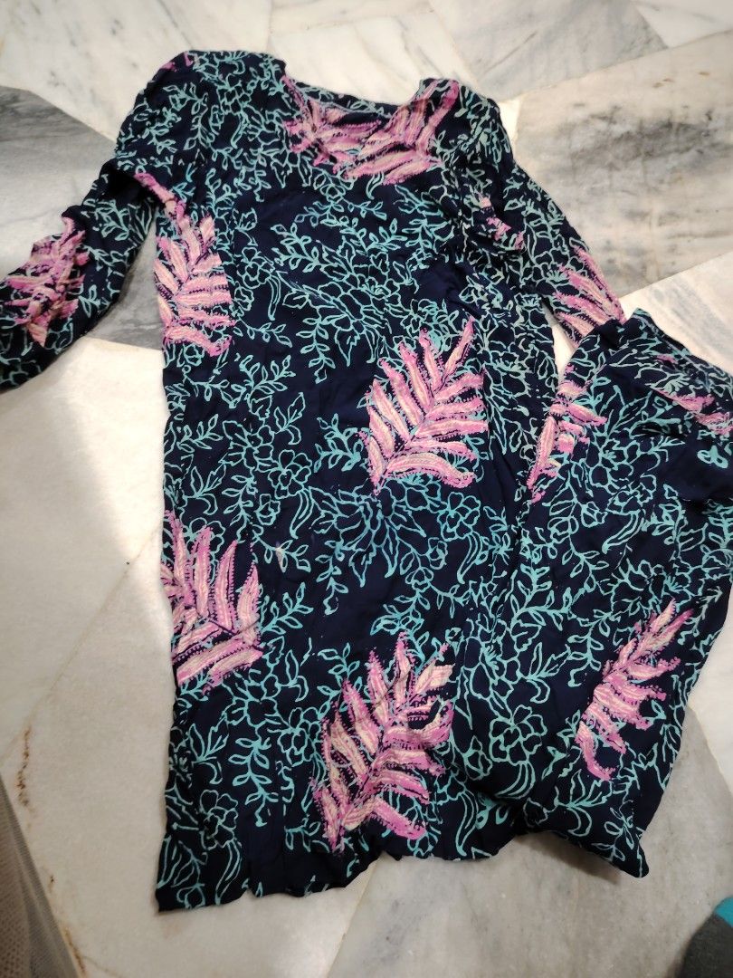 Batik Lukis (Category: Baju Kurung & sets) located in Cheras. Submitted by marlynbtho (Listing ID 1419971421, Image 1). Description: Beautiful baju kurung with long sleeves. Features a unique floral design. The first baju kurung has a dark green top with a leaf-like pattern on the bottom. The second baju kurung has a navy blue base with pink and light blue floral patterns. Perfect for any occasion. sesuai small xl. .