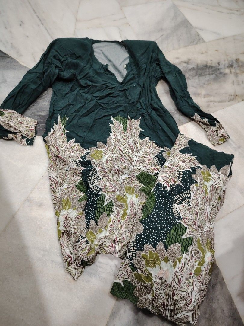 Batik Lukis (Category: Baju Kurung & sets) located in Cheras. Submitted by marlynbtho (Listing ID 1419971421, Image 2). Description: Beautiful baju kurung with long sleeves. Features a unique floral design. The first baju kurung has a dark green top with a leaf-like pattern on the bottom. The second baju kurung has a navy blue base with pink and light blue floral patterns. Perfect for any occasion. sesuai small xl. .