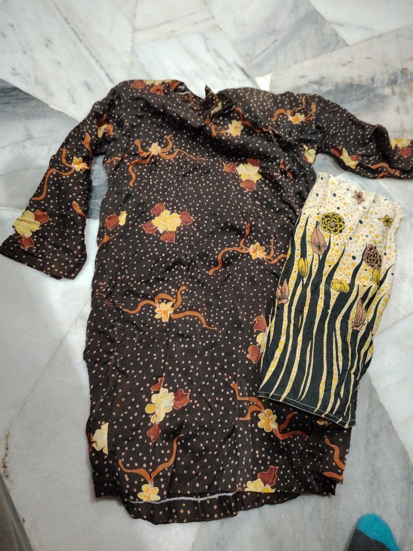 Batik Lukis (Category: Baju Kurung & sets) located in Cheras. Submitted by marlynbtho (Listing ID 1419971421, Image 3). Description: Beautiful baju kurung with long sleeves. Features a unique floral design. The first baju kurung has a dark green top with a leaf-like pattern on the bottom. The second baju kurung has a navy blue base with pink and light blue floral patterns. Perfect for any occasion. sesuai small xl. .