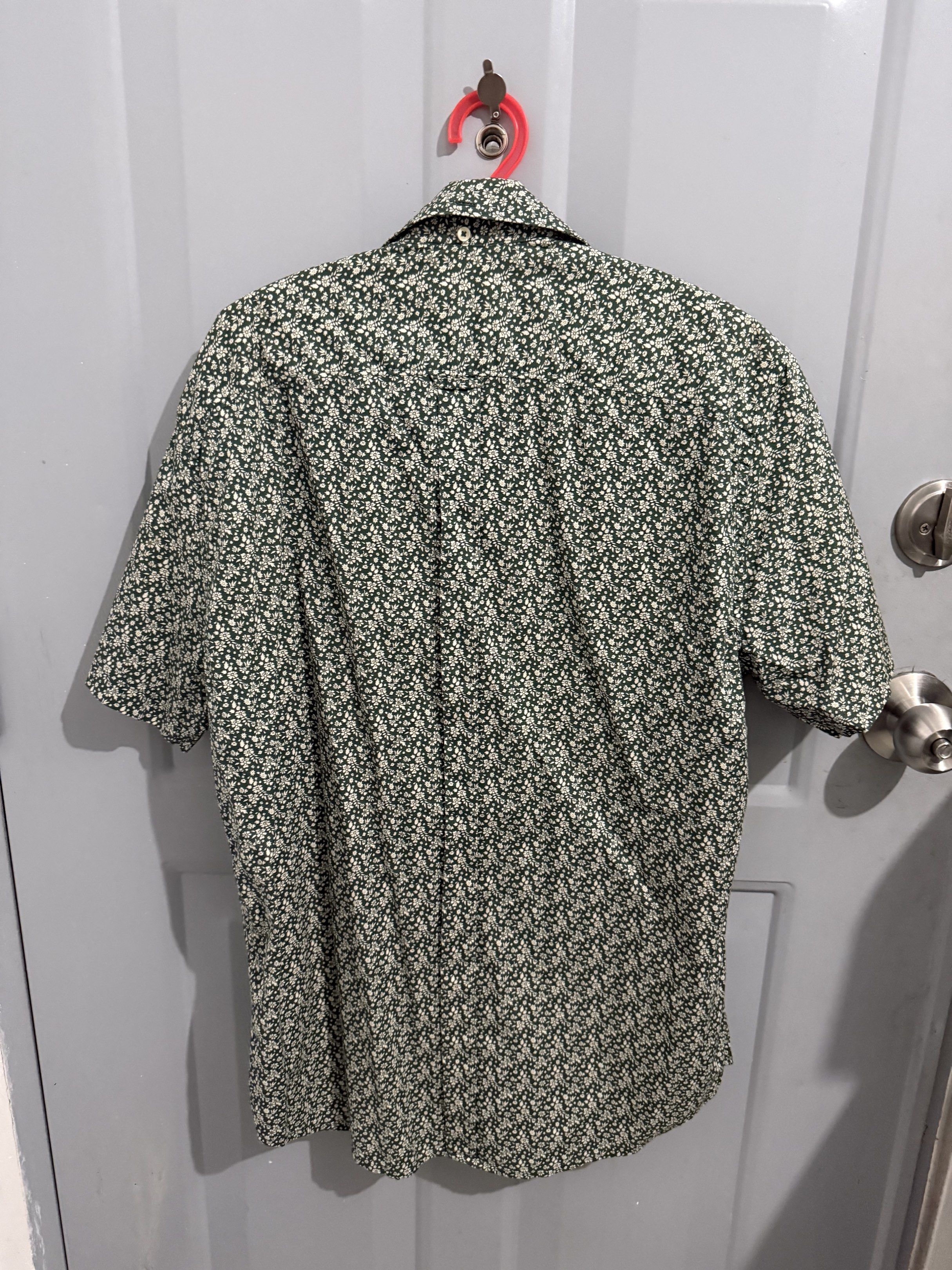 Ben Sherman Floral Short Sleeve Shirt - Medium (Category: Tshirts & Polo Shirts ) located in Manila. Submitted by ballerlpzr (Listing ID 1419956741, Image 3). Description: - Ben Sherman Short Sleeve Polo - Features a floral pattern - Size: Medium 20x29 - Color: Green base with white floral - Button-down front - Classic collar - Chest pocket.