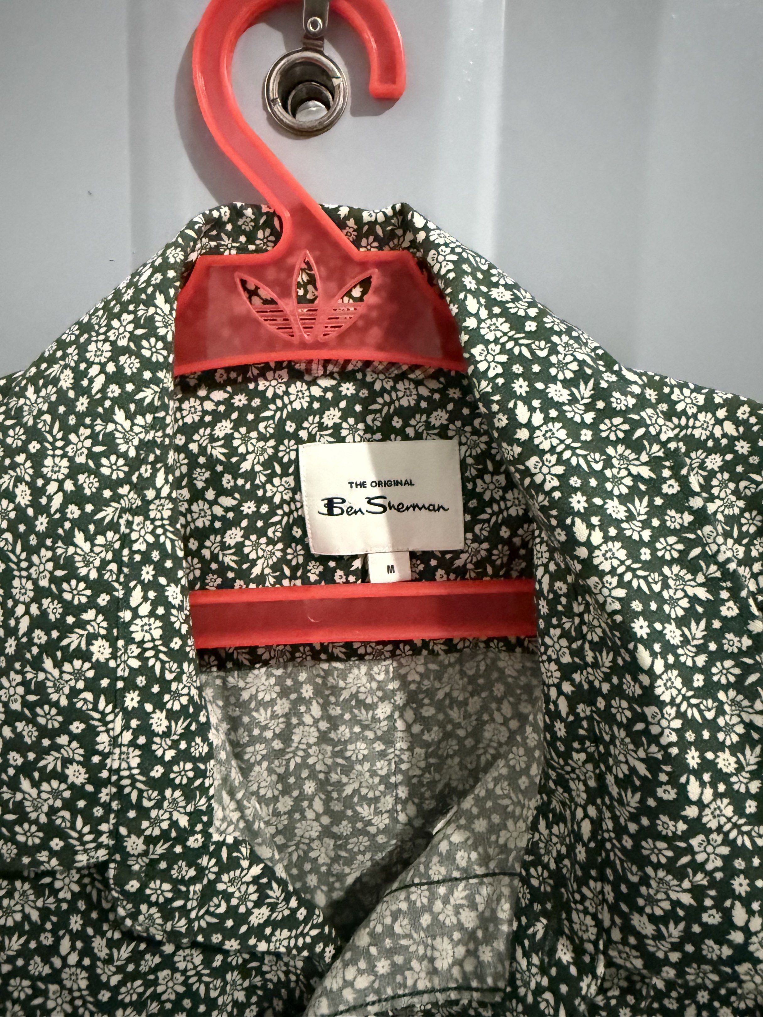 Ben Sherman Floral Short Sleeve Shirt - Medium (Category: Tshirts & Polo Shirts ) located in Manila. Submitted by ballerlpzr (Listing ID 1419956741, Image 2). Description: - Ben Sherman Short Sleeve Polo - Features a floral pattern - Size: Medium 20x29 - Color: Green base with white floral - Button-down front - Classic collar - Chest pocket.