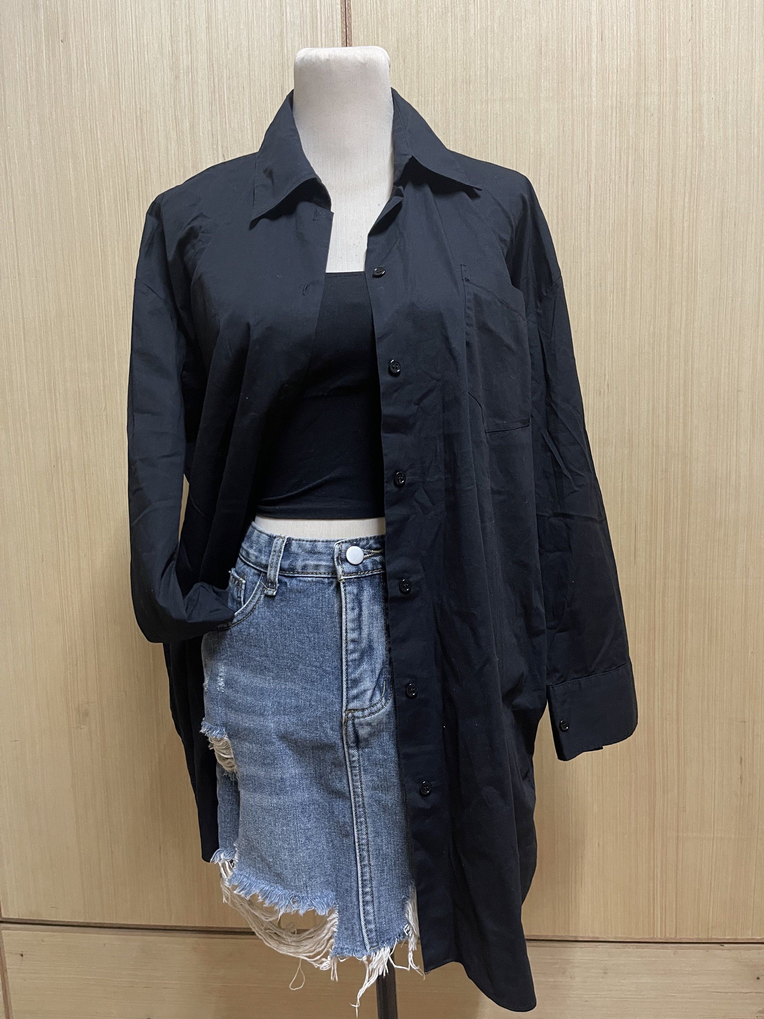 Black Oversized Shirt Dress (Category: Dresses) located in Bulacan. Submitted by prefinds (Listing ID 1419852487, Image 2). Description: Zara Shirt Dress Length: 33.5” - Black oversized shirt dress - Features long sleeves and a collared neckline - Button-down front - Can be worn as a dress or layering piece - Relaxed fit for comfort - Made from a lightweight fabric.