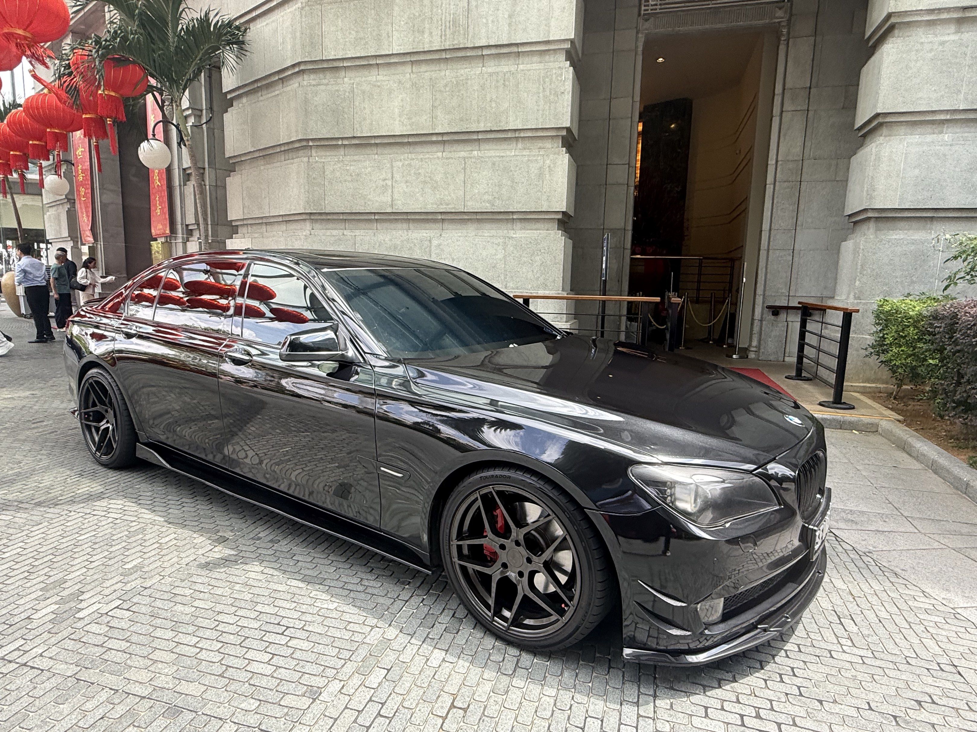 BMW 7 Series 730Li (A) (Category: Used Cars) located in Singapore. Submitted by blackmonochrome (Listing ID 1419818617, Image 3). Description: -20 inch staggered rims -tyres less than 2 years old -running k&n drop in filter -lesser than 1 year battery $300 -less than 1 year brake disc X4 -less than 1 year brake pads -aluminium front undercarriage protector -ceramic coated 2X -alcantara roof lining -authentic carbon fibre trims panels ($3000) -thi