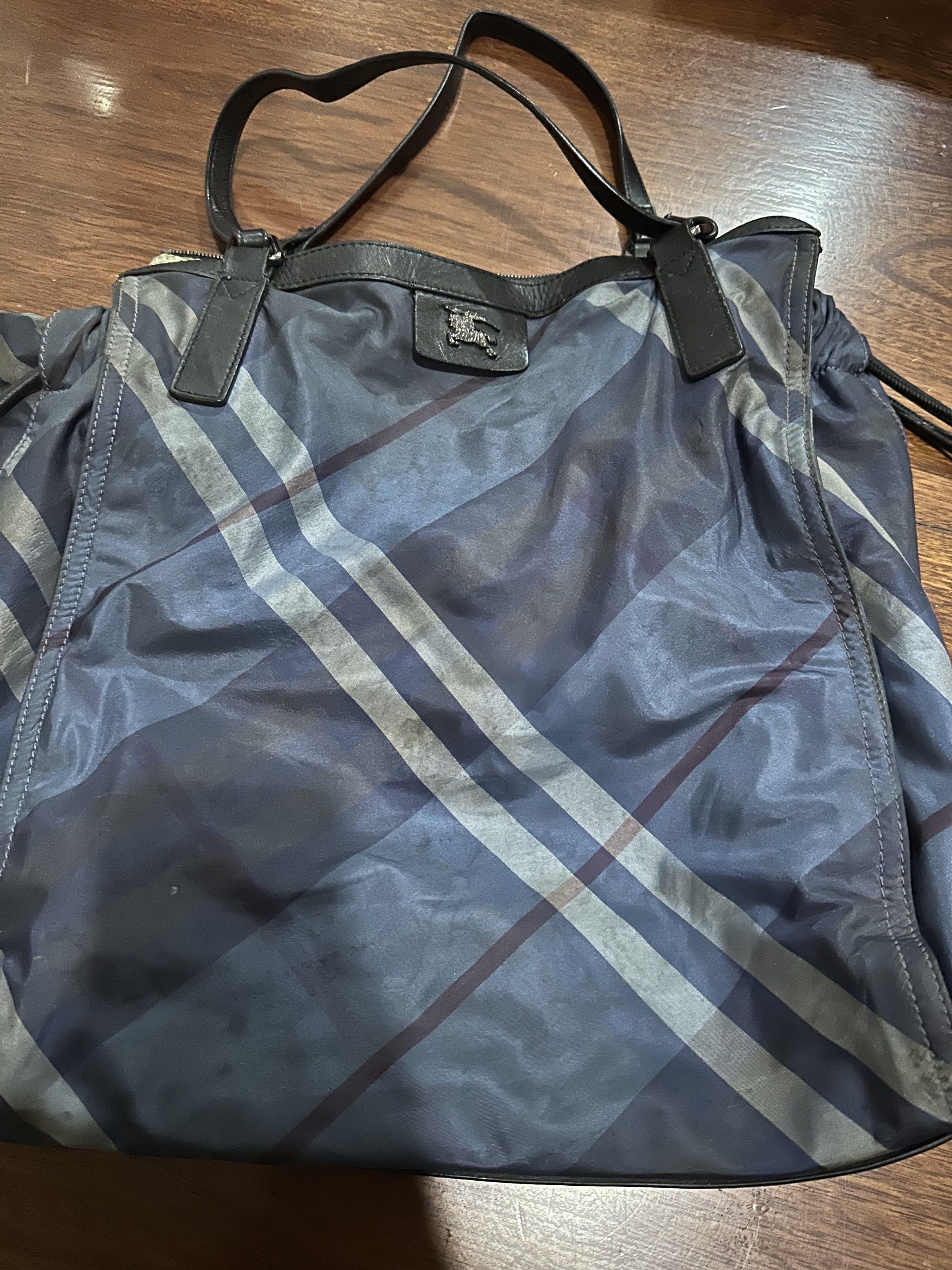 Burberry nylon Tote (Category: Luxury Bags & Wallets) located in Manila. Submitted by onestopboutique (Listing ID 1373772491, Image 2). Description: .
