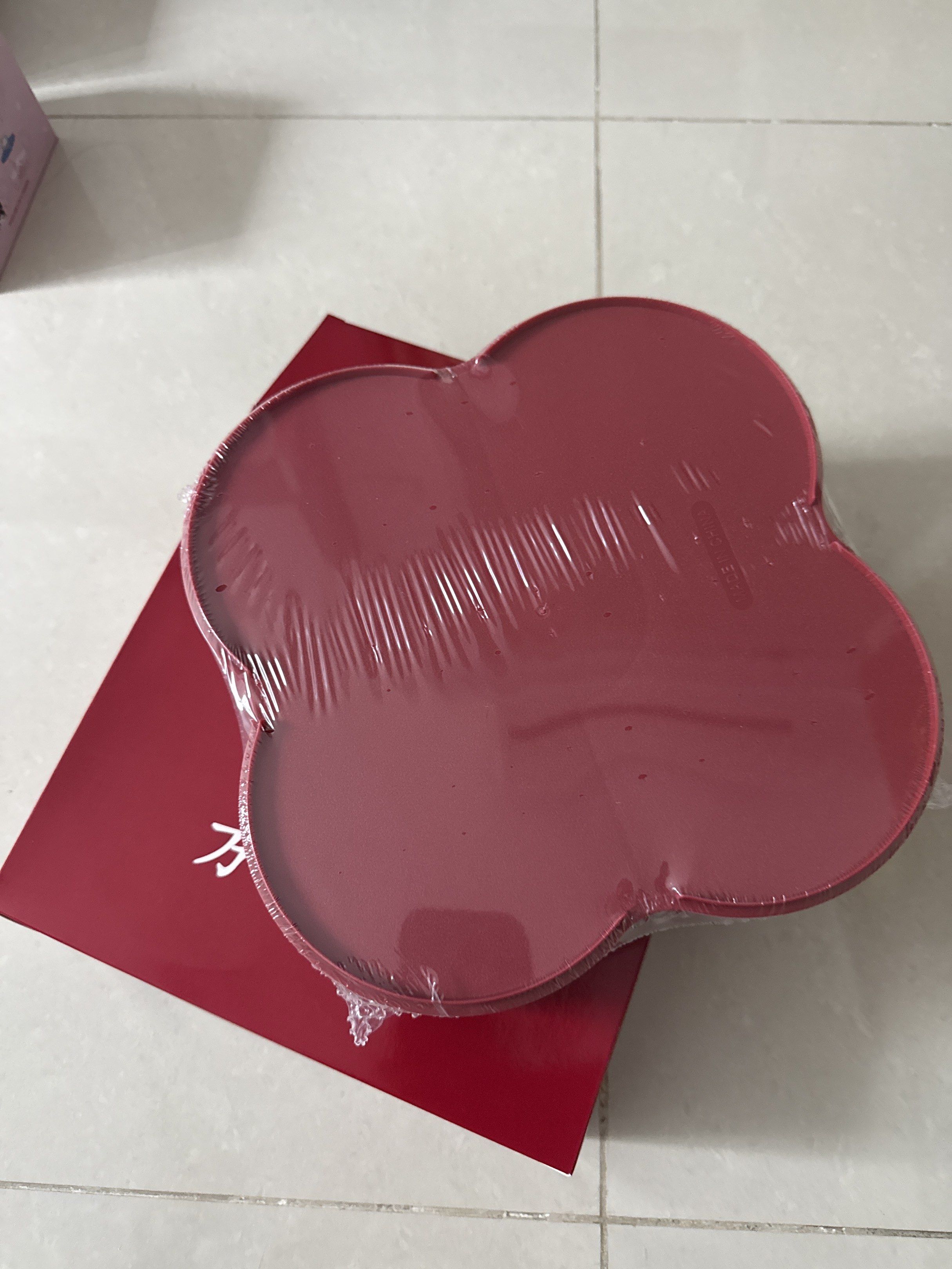 Candy box (Category: Gift Baskets & Hampers) located in Singapore. Submitted by igohle (Listing ID 1419853339, Image 1). Description: New.