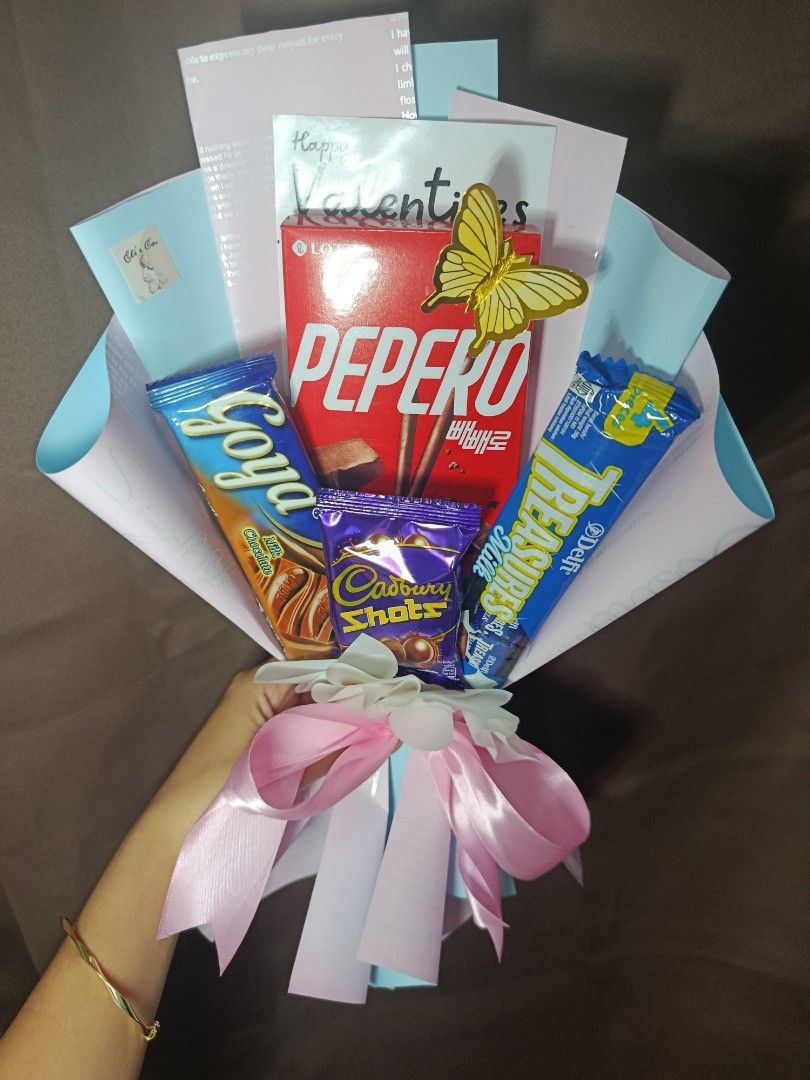 Chocolate and Flower Bouquets (Category: Flowers & Bouquets) located in Binan City. Submitted by plesisrhin96177 (Listing ID 1419808311, Image 2). Description: ORDER NA MGA BOSS HABANG MURA PA📣📣 PADELIVER KANA BOSS NG MA SURPRISED NG MAAGA ANG IYONG LOVEONES ❤️❤️❣️ - CHOCOLATE BOQUE - PREMIUM CHOCOLATE'S BOQUE - SATIN FLOWERS - FLOWER BOQUE AVAILABLE DIN ANG DELIVERY RIDER NAMIN WITH DELIVERY FEE 🛵💸.