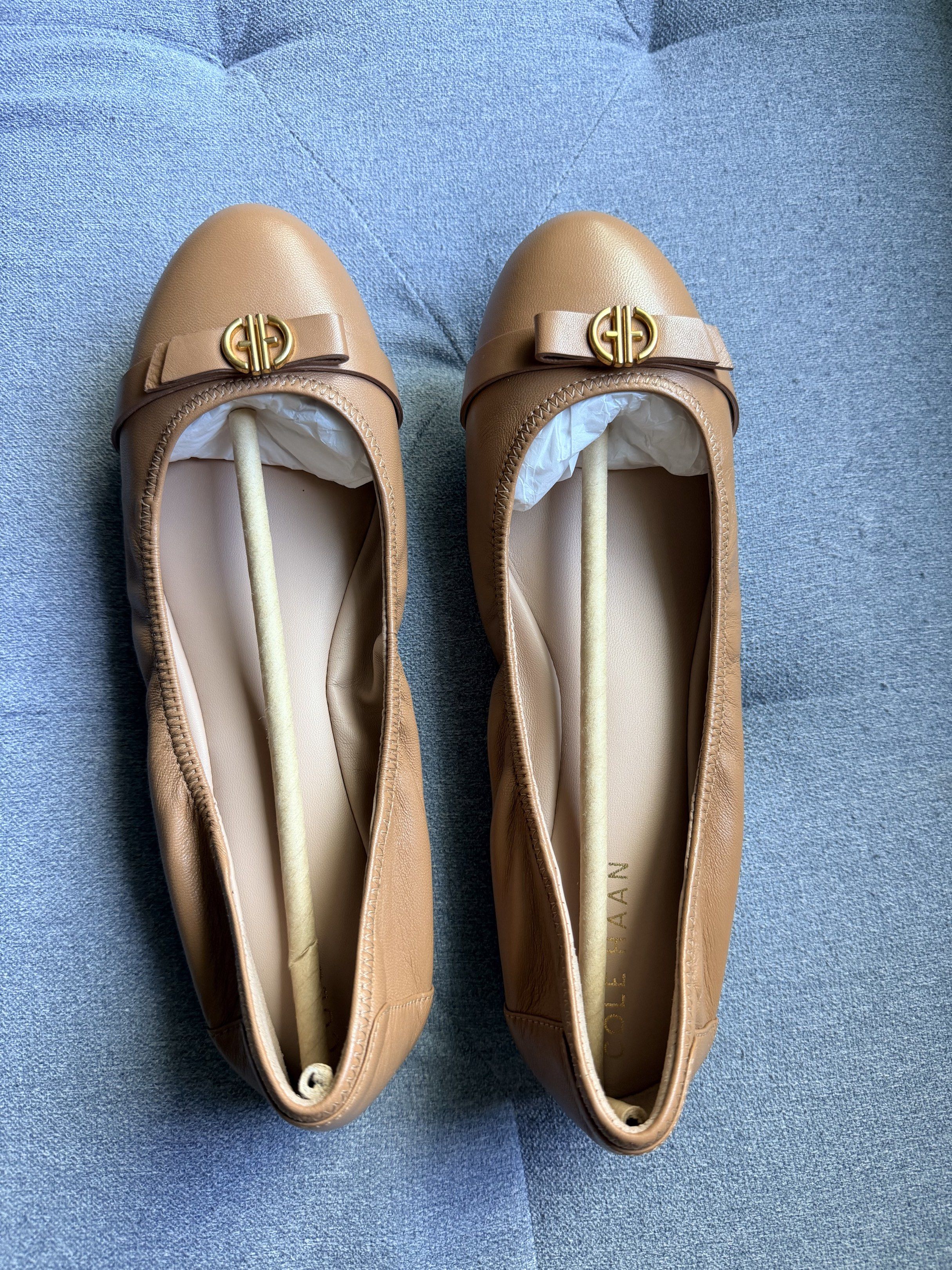 Cole Haan GrandOS Leather Flats - Tan (Category: Flats & Sandals) located in Quezon City. Submitted by onna.kaizen (Listing ID 1419788331, Image 1). Description: - Cole Haan GrandOS leather flats - Color: Tan - Size: 8B - Made in Vietnam - Features bow detail with gold-tone hardware - GrandOS technology soles - Leather and manmade lining - Unworn condition - Includes original shoe trees.