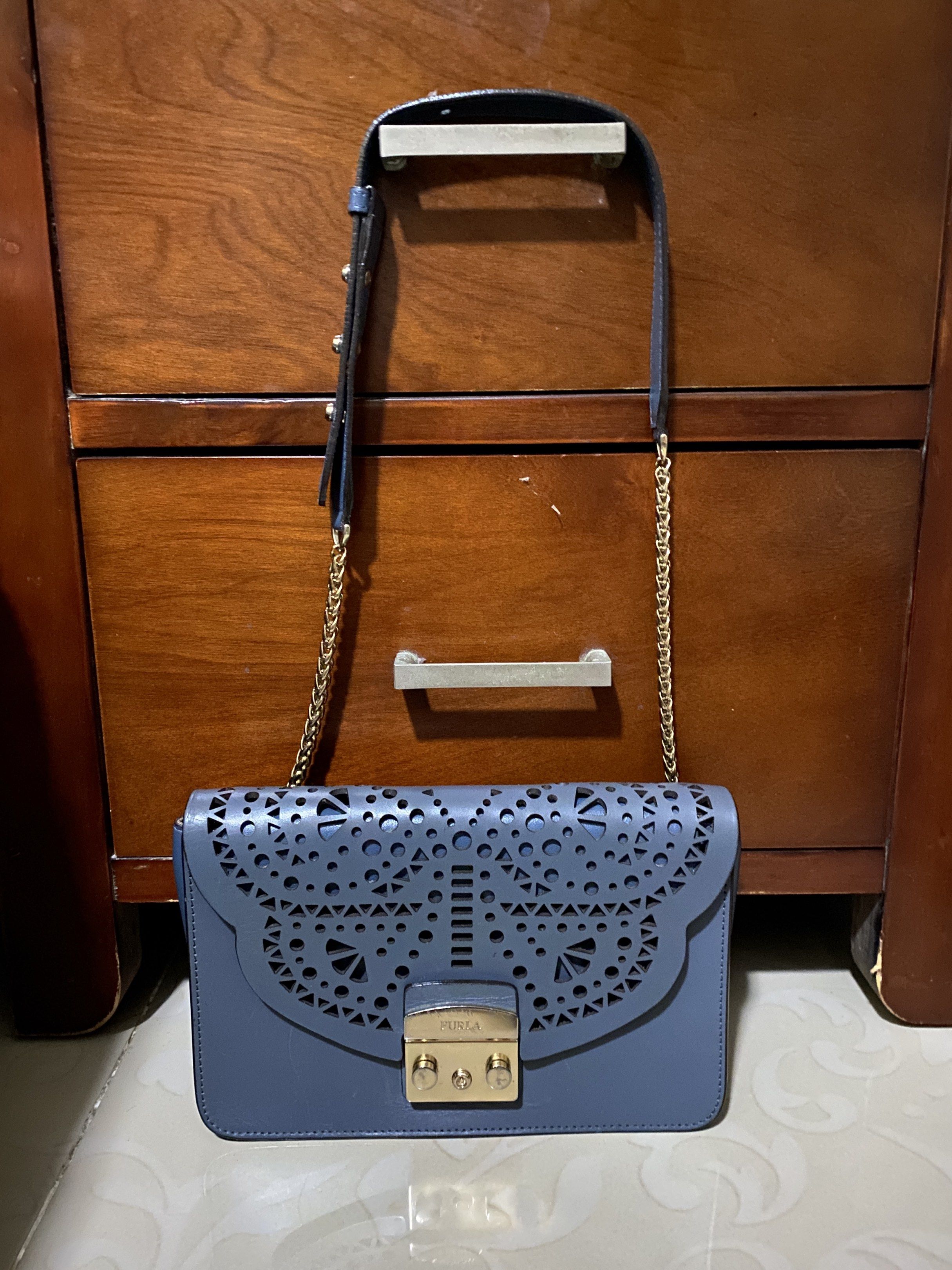 Authentic Furla Shoulder Bag (Category: Luxury Bags & Wallets) located in Taytay. Submitted by neldon_hub (Listing ID 1419914128, Image 1). Description: - guaranteed Furla shoulder bag - Stunning blue color - double flap bag - Elegant gold-tone chain strap - Secure clasp closure - Crafted from leather - Perfect for any occasion.